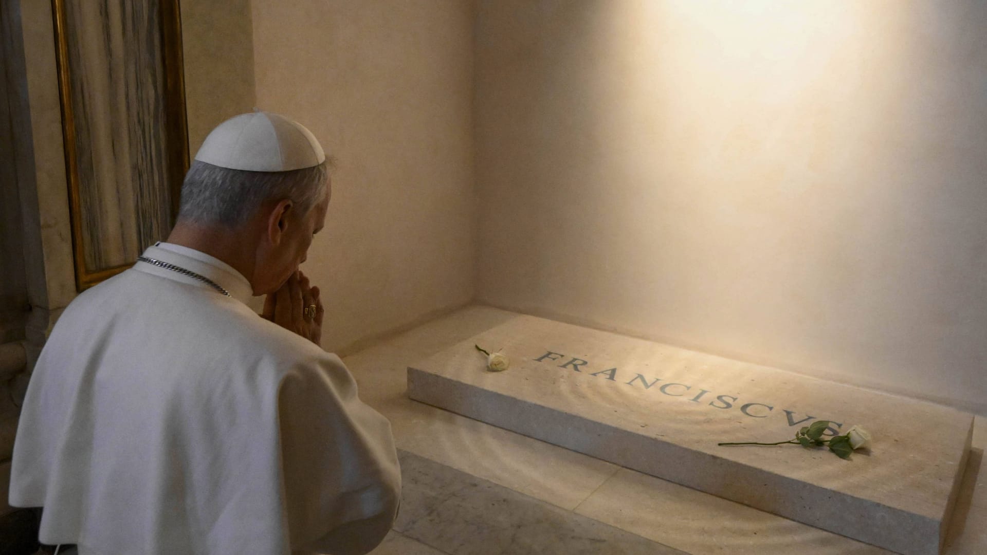 Papst Leo XIV. betet vor dem Grab des verstorbenen Papst Franziskus: Am Sonntag richtete der Pontifex einen Friedensappell an die Welt.