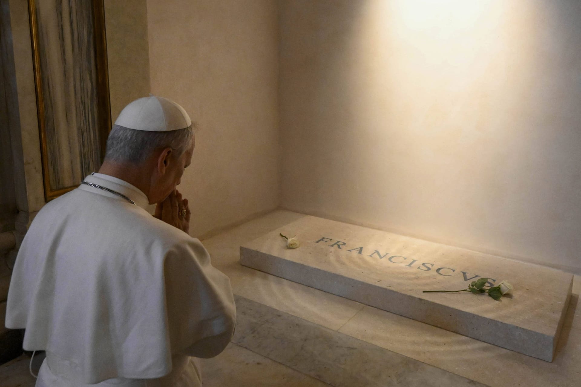 Papst Leo XIV. betet vor dem Grab des verstorbenen Papst Franziskus: Am Sonntag richtete der Pontifex einen Friedensappell an die Welt.