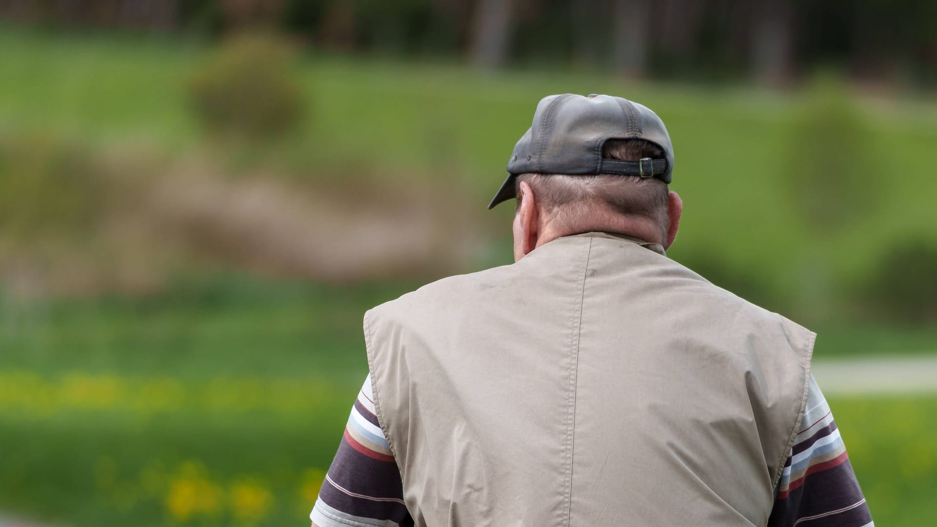 Älterer Mann unterwegs (Symbolfoto): Ein Rentner aus dem Ruhrgebiet ist nun verurteilt worden. Älterer Mann unterwegs (Symbolfoto): Ein Rentner aus dem Ruhrgebiet ist nun verurteilt worden.
