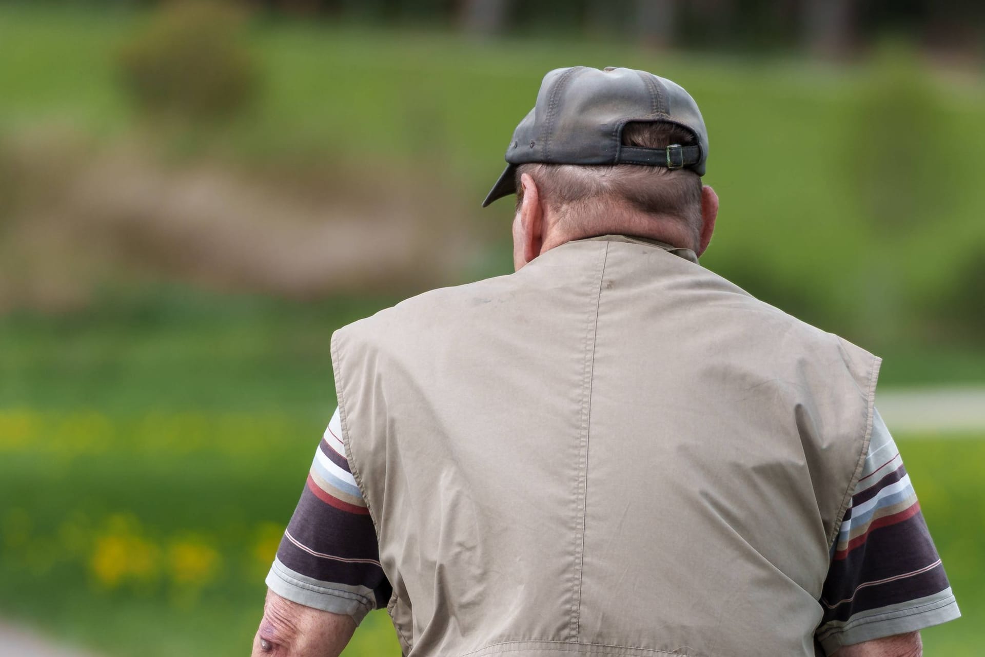 Älterer Mann unterwegs (Symbolfoto): Ein Rentner aus dem Ruhrgebiet ist nun verurteilt worden.