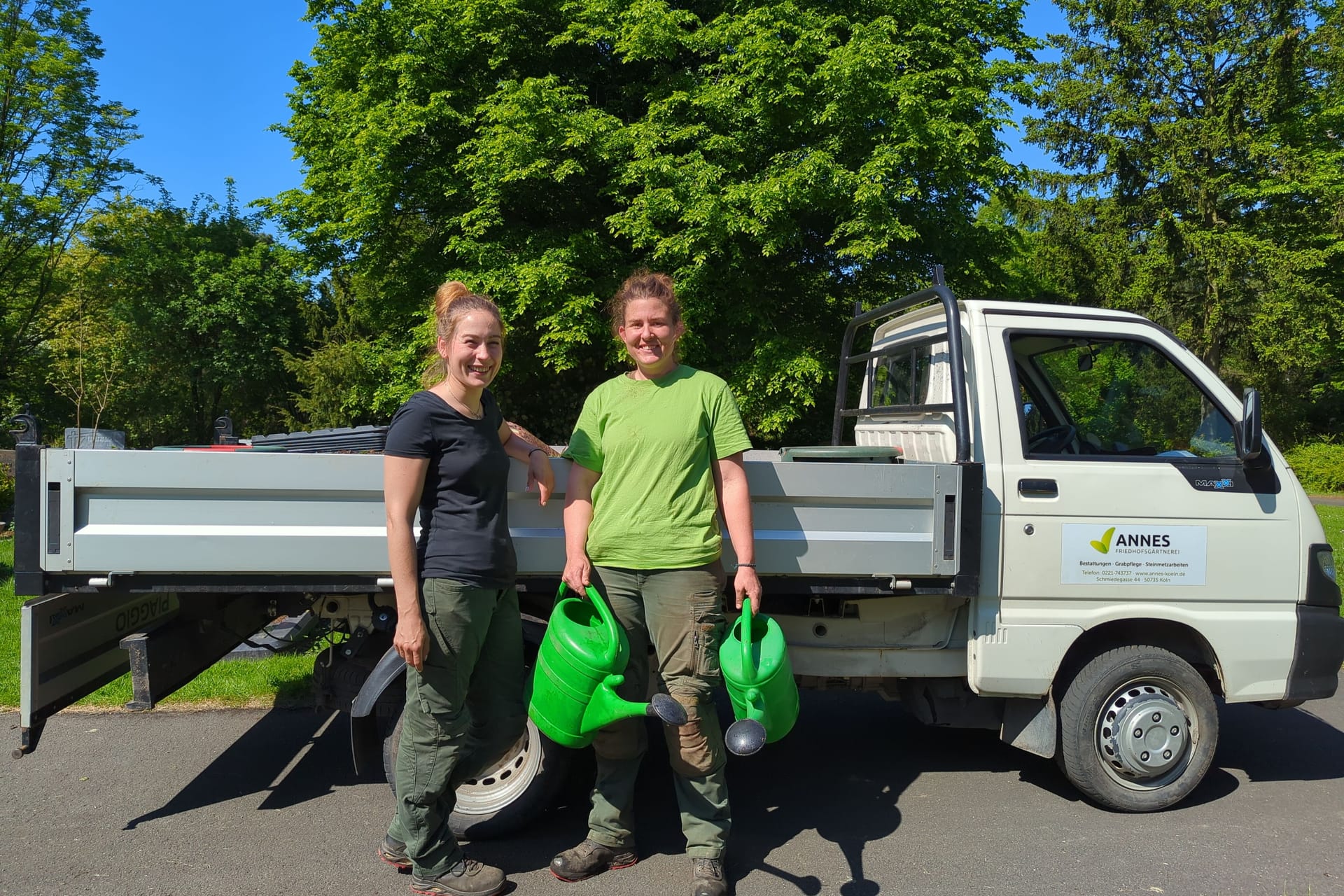 Die beiden Gärtnerinnen Saskia (l.) und Maria (r.) bei der Arbeit: Die jungen Frauen haben einen ungewöhnlichen Job. Die beiden Gärtnerinnen Saskia (l.) und Maria (r.) bei der Arbeit: Die jungen Frauen haben einen ungewöhnlichen Job.