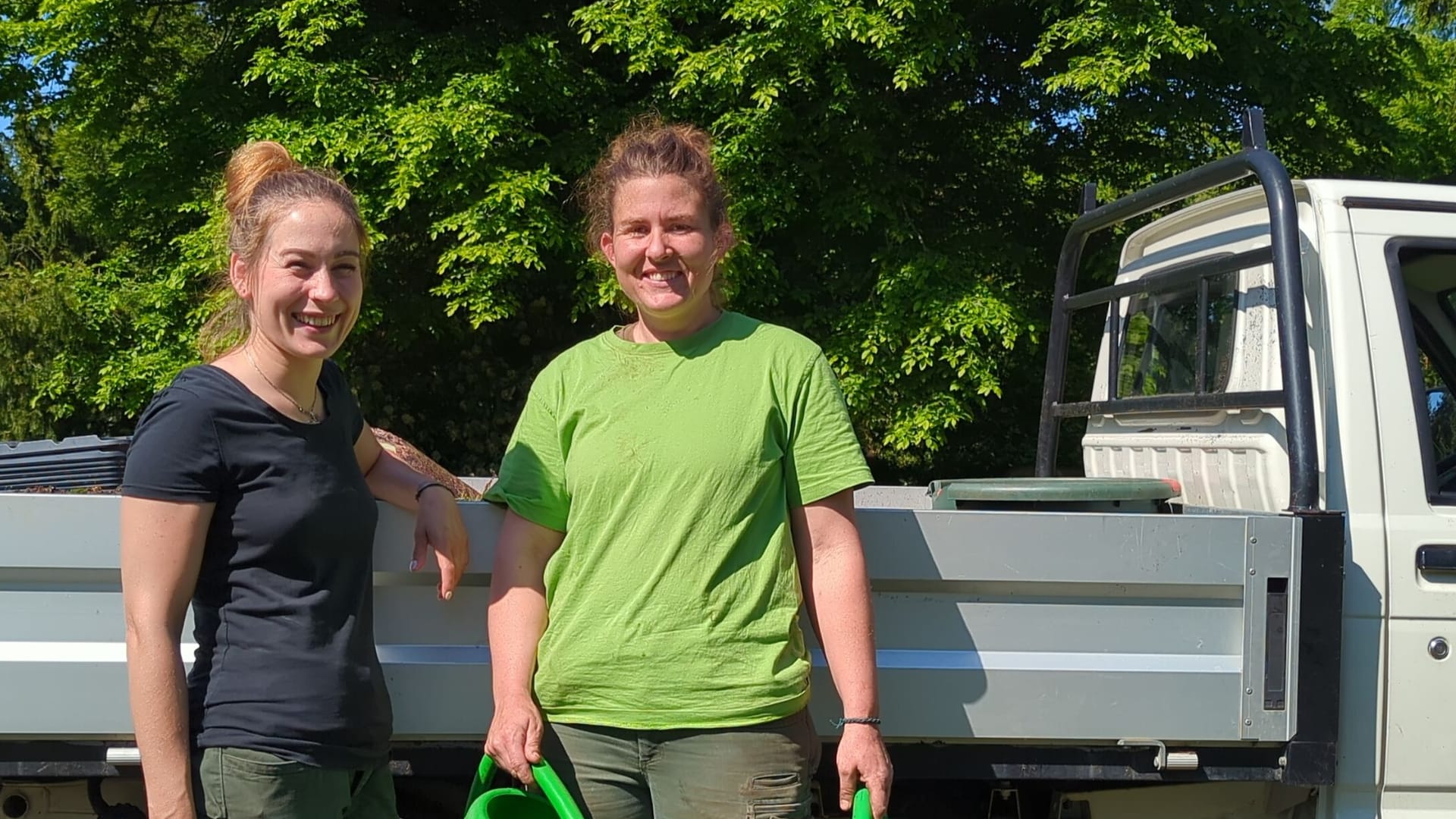 Die beiden Gärtnerinnen Saskia (l.) und Maria (r.) bei der Arbeit: Die jungen Frauen haben einen ungewöhnlichen Job.