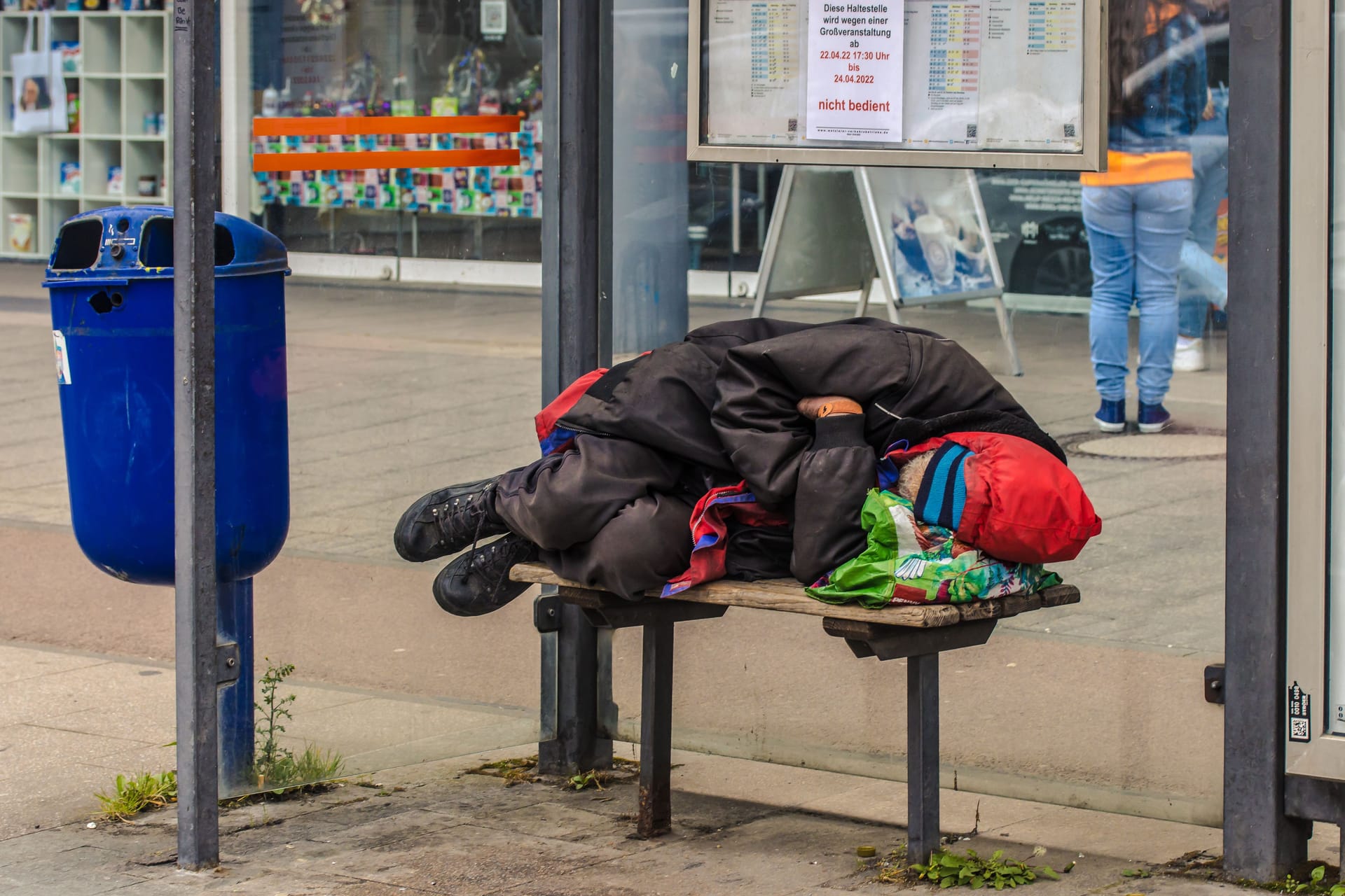 Ein Mann schläft in einer Bushaltestelle (Symbolbild): Der Verletzte konnte das Krankenhaus nach einer ambulanten Behandlung wieder verlassen.