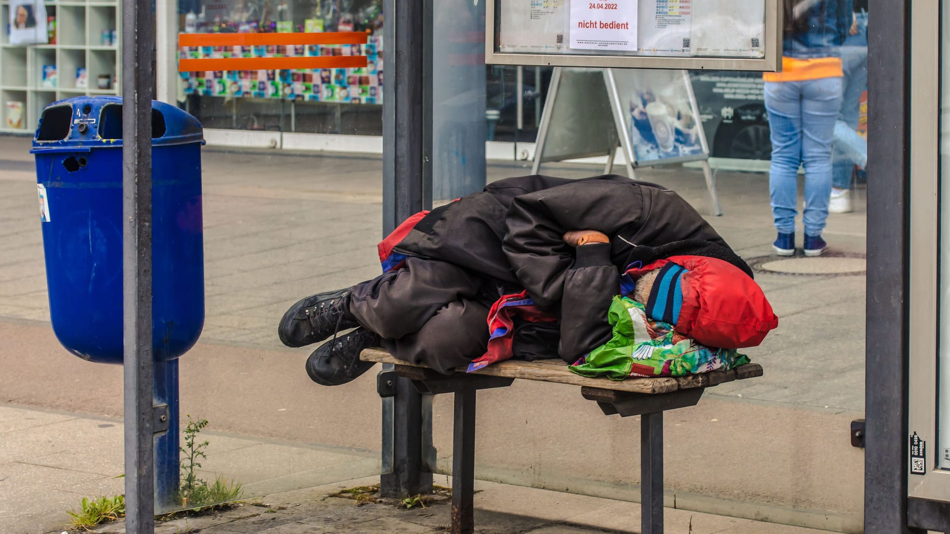 Ein Mann schläft in einer Bushaltestelle (Symbolbild): Der Verletzte konnte das Krankenhaus nach einer ambulanten Behandlung wieder verlassen.