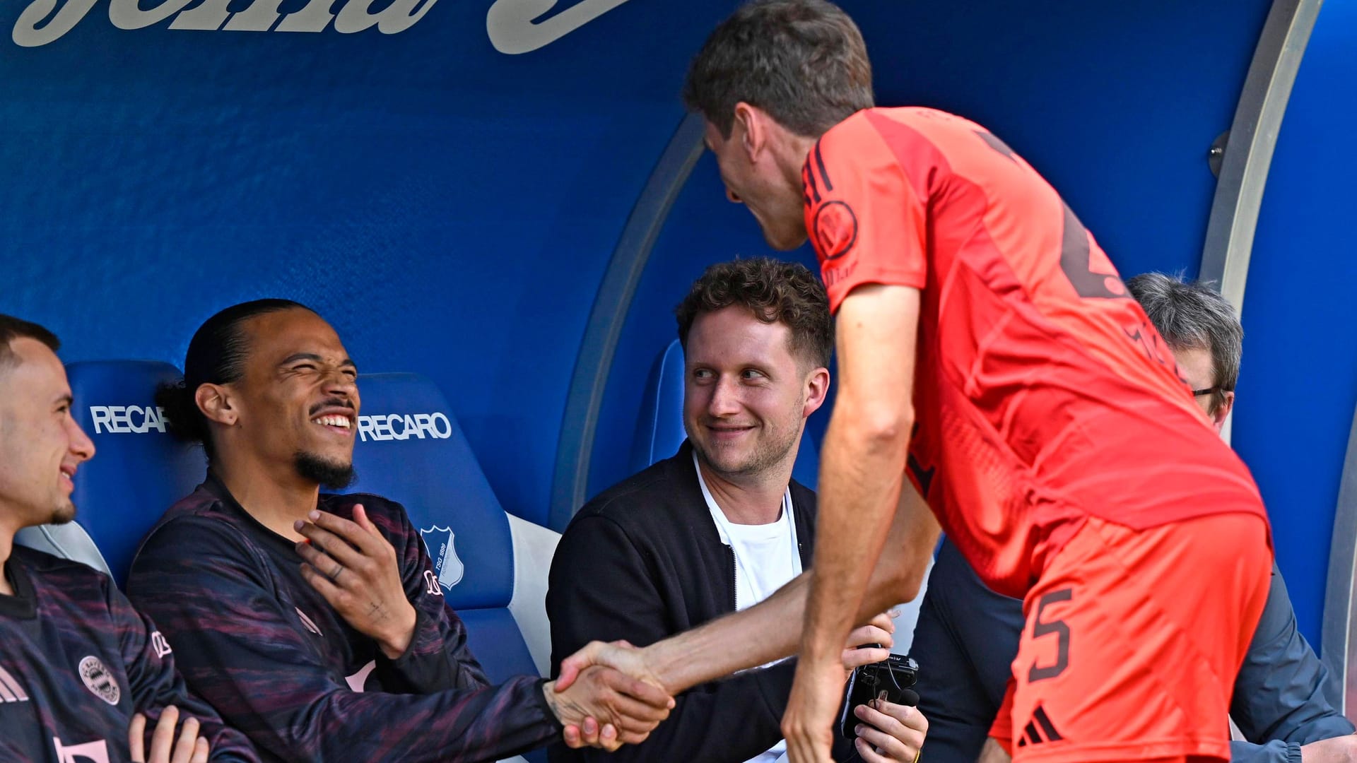 Leroy Sané und Thomas Müller lachen zusammen: Vor dem Spiel gegen Hoffenheim erlaubte sich Sané einen Scherz mit seinem Teamkollegen.
