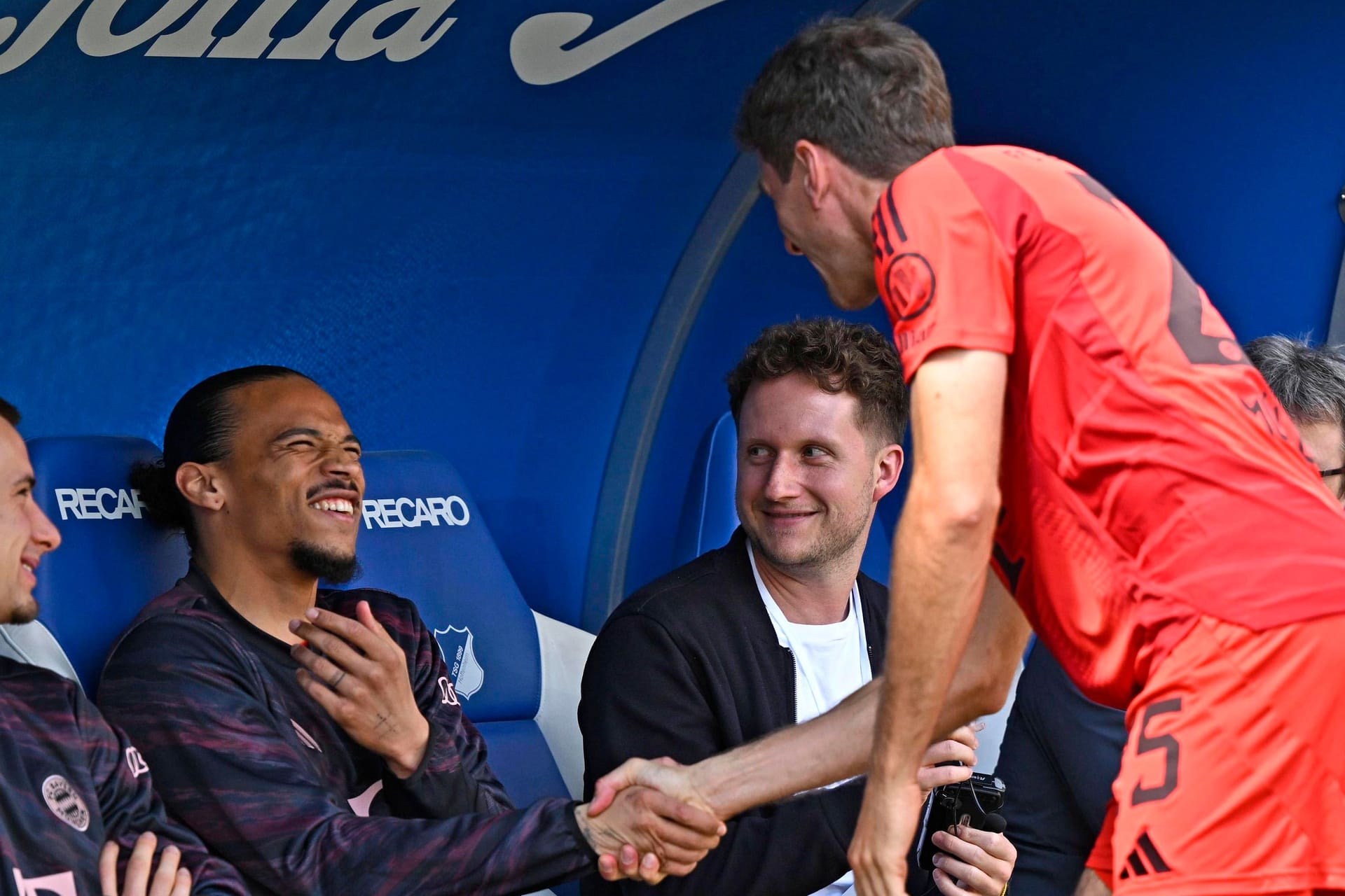 Leroy Sané und Thomas Müller lachen zusammen: Vor dem Spiel gegen Hoffenheim erlaubte sich Sané einen Scherz mit seinem Teamkollegen.