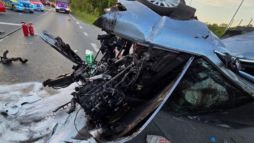 Der verunfallte Audi in Datteln: Der Mann kam mit schweren Verletzungen ins Krankenhaus.