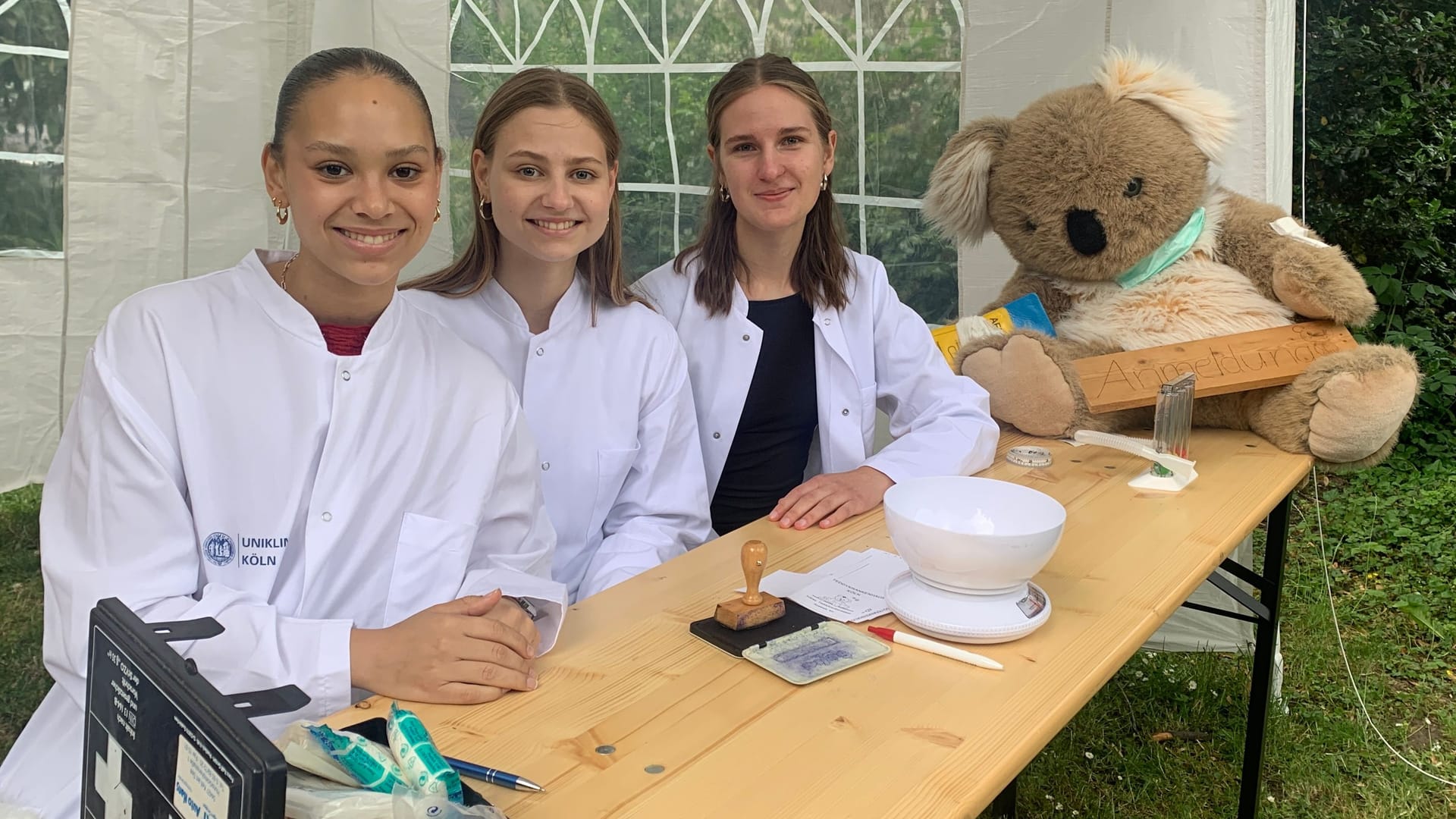 Katelyn, Olivia und Amelie an der Anmeldung des Teddybärkrankenhauses: Die Studentinnen sind im zweiten Semester. Katelyn, Olivia und Amelie an der Anmeldung des Teddybärkrankenhauses: Die Studentinnen sind im zweiten Semester.