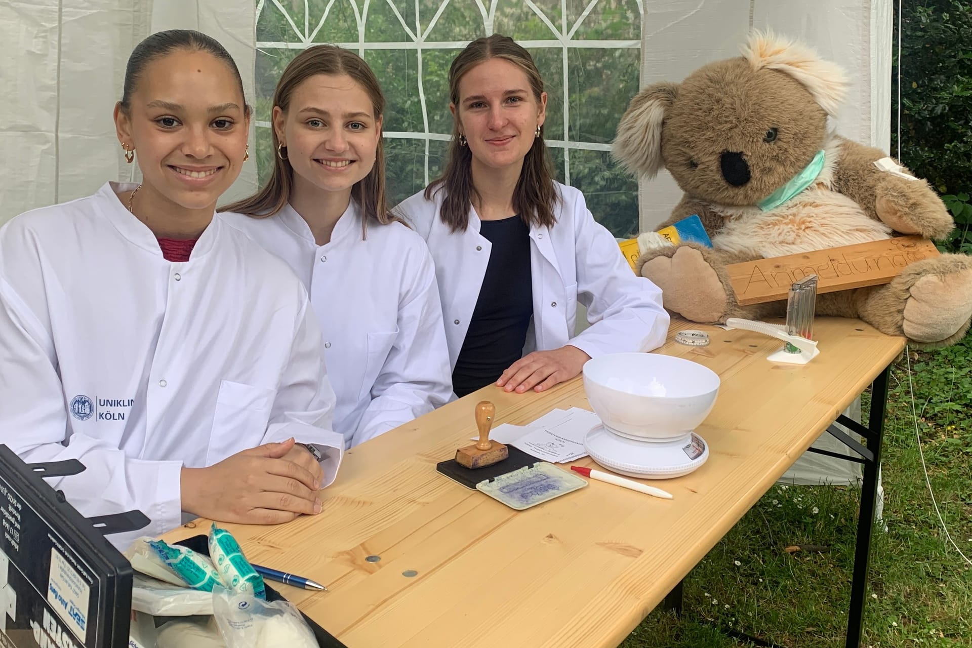 Katelyn, Olivia und Amelie an der Anmeldung des Teddybärkrankenhauses: Die Studentinnen sind im zweiten Semester.
