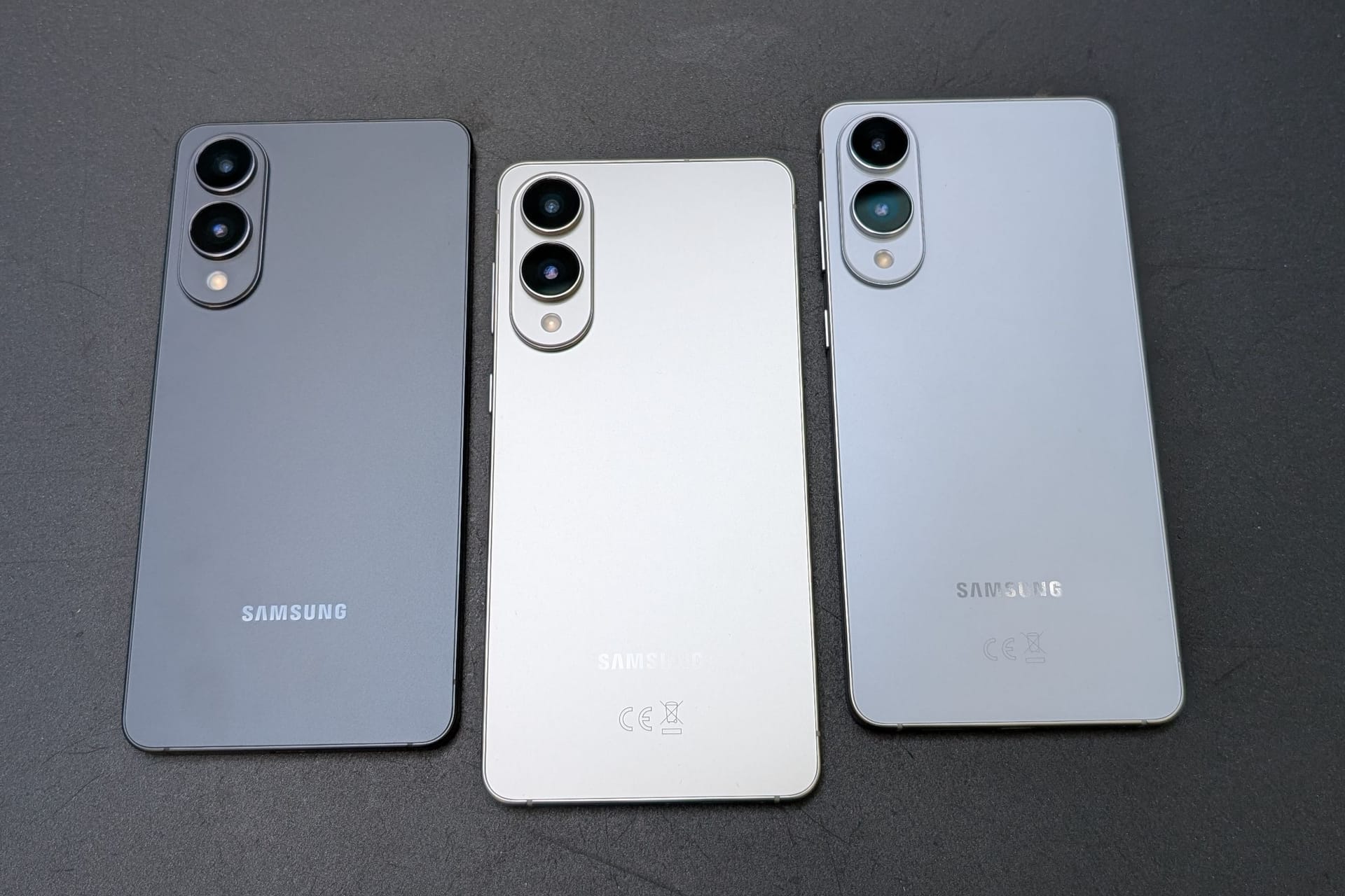 Galaxy S25 Edge: Samsungs neues Top-Smartphone ist ab dem 30. Mai in den drei Farben Titan Jetblack, Titan Silber und Titan Icyblue (v.l.n.r.) erhältlich.