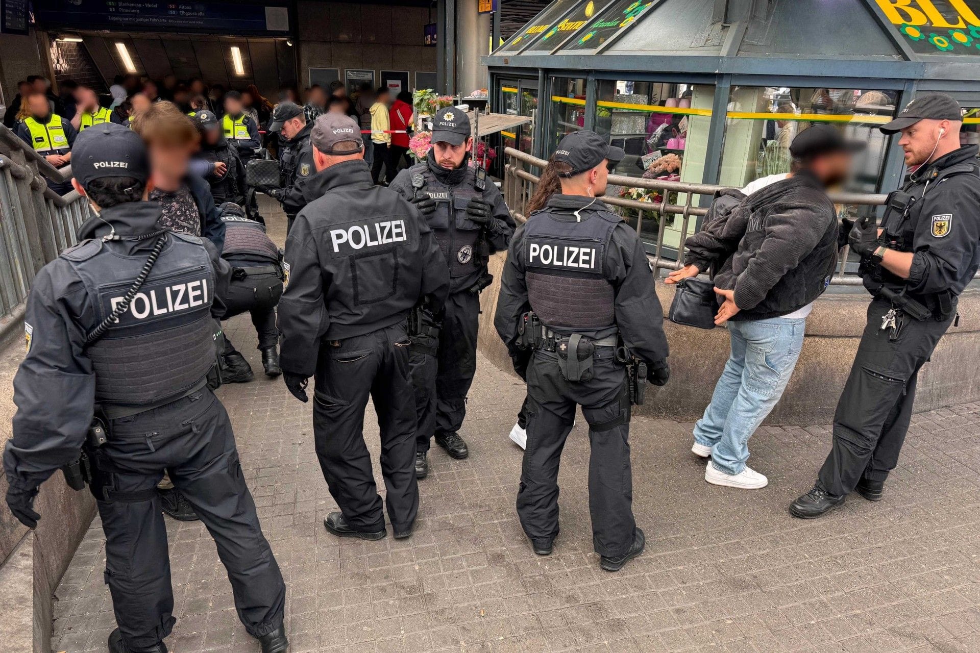 Großkontrolle am Hauptbahnhof: Einen Tag nach der Messerattacke werden viele Menschen kontrolliert.