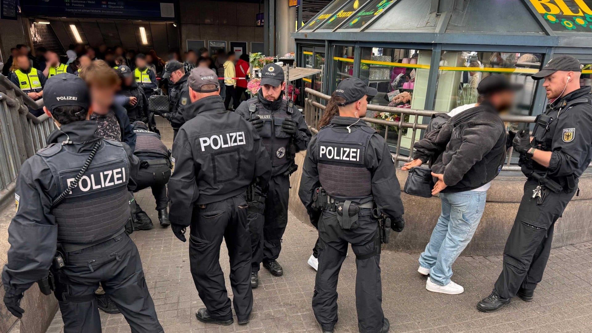 Großkontrolle am Hauptbahnhof: Einen Tag nach der Messerattacke werden viele Menschen kontrolliert.