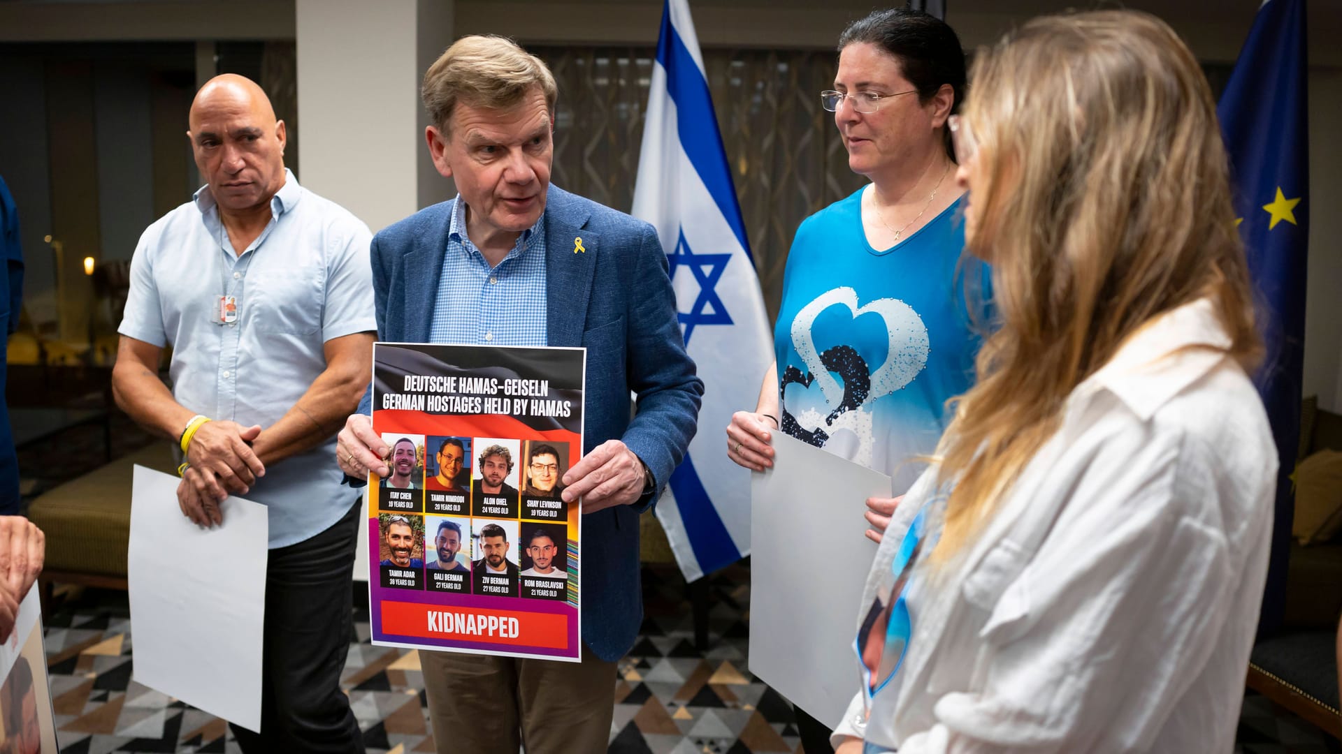 Wadephul trifft Angehörige von Geiseln, die am 7. Oktober 2023 von der Hamas verschleppt wurden.