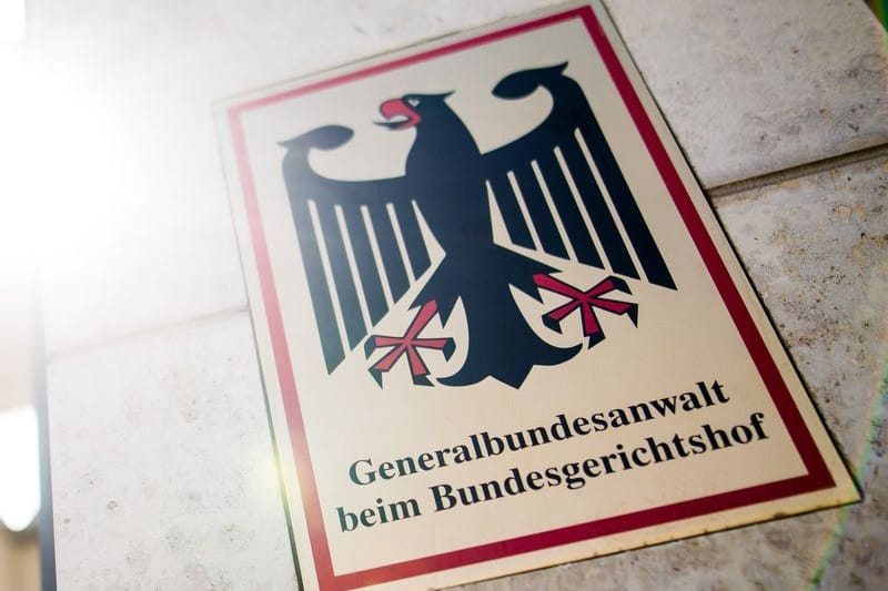 "Generalbundesanwalt beim Bundesgerichtshof" steht auf einem Schild (Archivbild): Die Bundesanwaltschaft ließ den Beschuldigten nach Karlsruhe bringen.