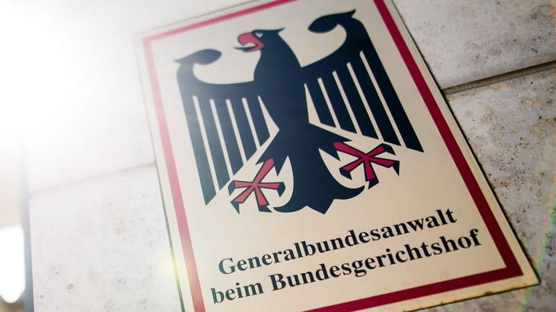 "Generalbundesanwalt beim Bundesgerichtshof" steht auf einem Schild (Archivbild): Die Bundesanwaltschaft ließ den Beschuldigten nach Karlsruhe bringen. "Generalbundesanwalt beim Bundesgerichtshof" steht auf einem Schild (Archivbild): Die Bundesanwaltschaft ließ den Beschuldigten nach Karlsruhe bringen.