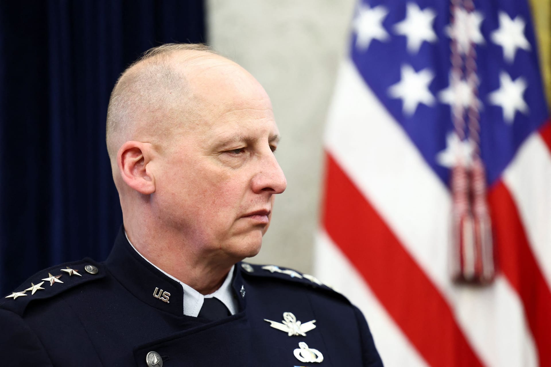 Der Vizechef der US-Space Force, General Michael Guetlein, schaut im Weißen Haus zu.