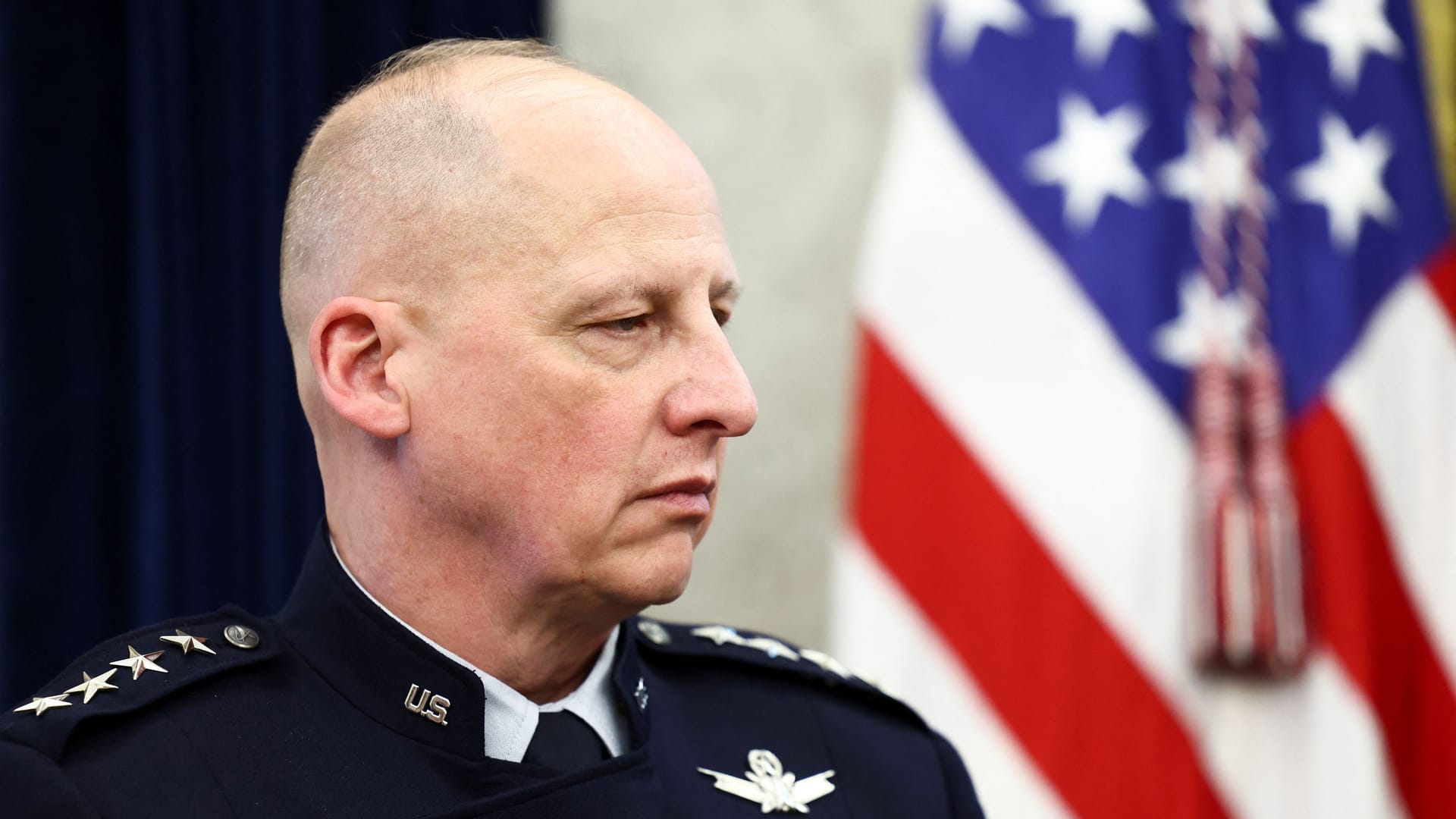 Der Vizechef der US-Space Force, General Michael Guetlein, schaut im Weißen Haus zu.