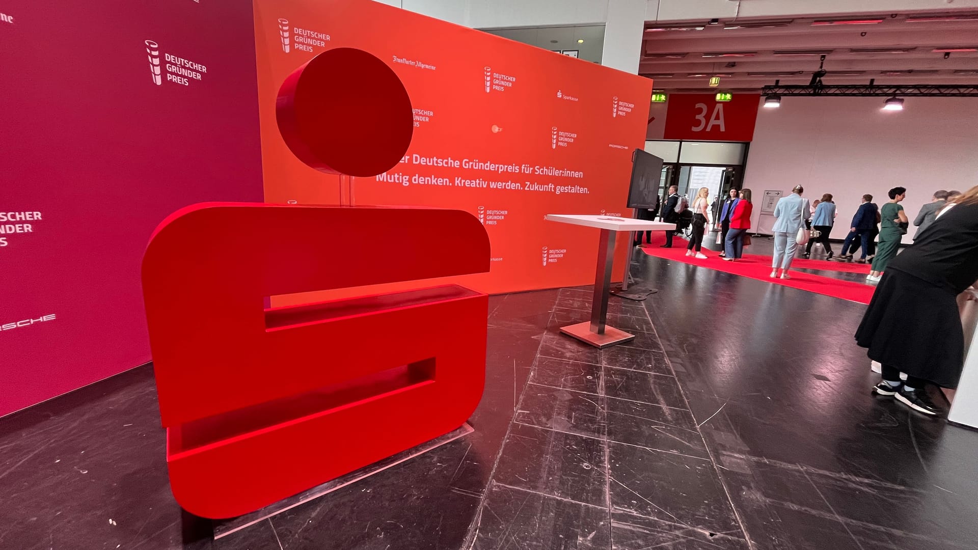 Die Messehallen sind am Mittwoch und Donnerstag mit einem hochkarätigem Publikum gefüllt.