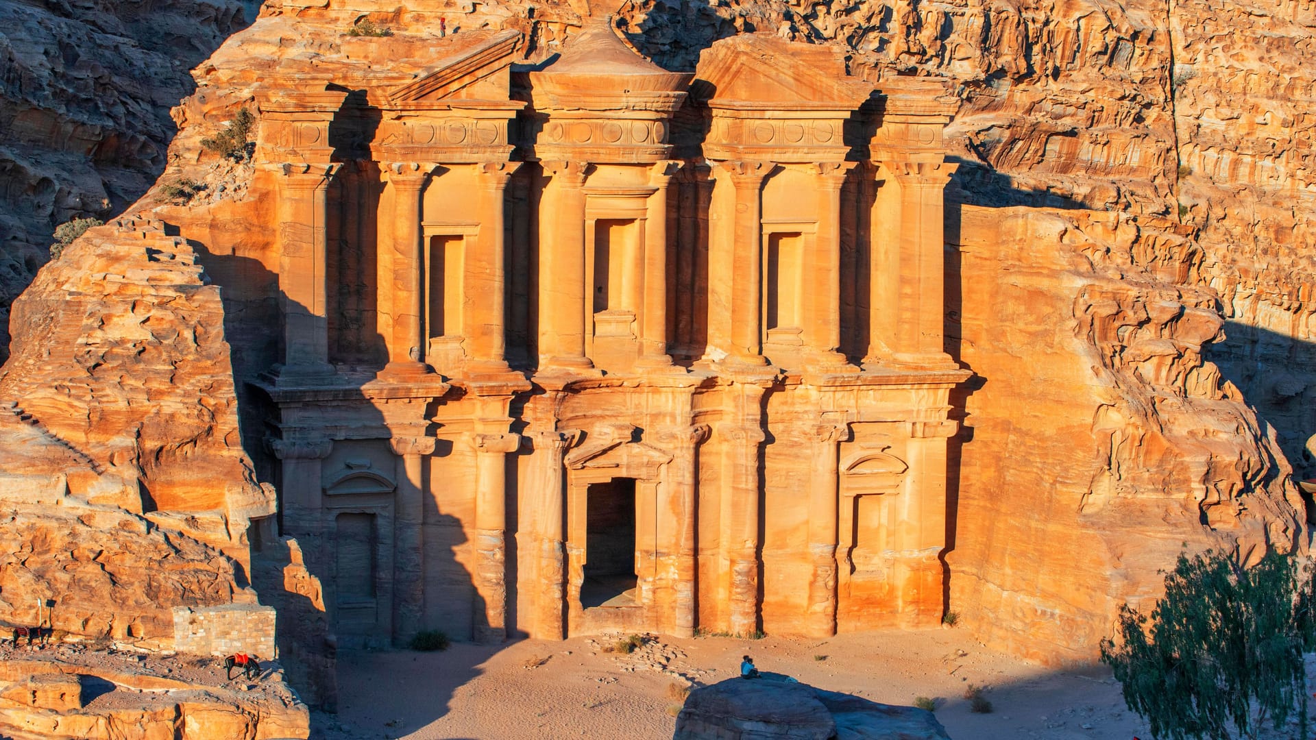 Blick auf das in den Fels gehauene Kloster oder Ad-Deir in Petra, Jordanien (Archivbild): Die Stätte ist bei Touristen beliebt.