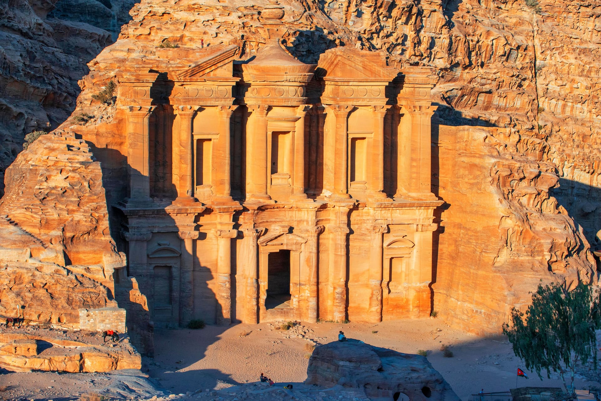 Blick auf das in den Fels gehauene Kloster oder Ad-Deir in Petra, Jordanien (Archivbild): Die Stätte ist bei Touristen beliebt.