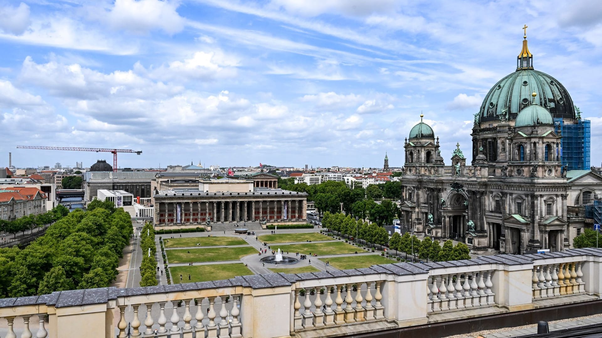 Blick vom Humboldt-Forum auf das Alte Museum (M) am Lustgarten in Mitte, das zum Bauensemble der Museumsinsel und zum Weltkulturerbe der UNESCO gehört. Blick vom Humboldt-Forum auf das Alte Museum (M) am Lustgarten in Mitte, das zum Bauensemble der Museumsinsel und zum Weltkulturerbe der UNESCO gehört.