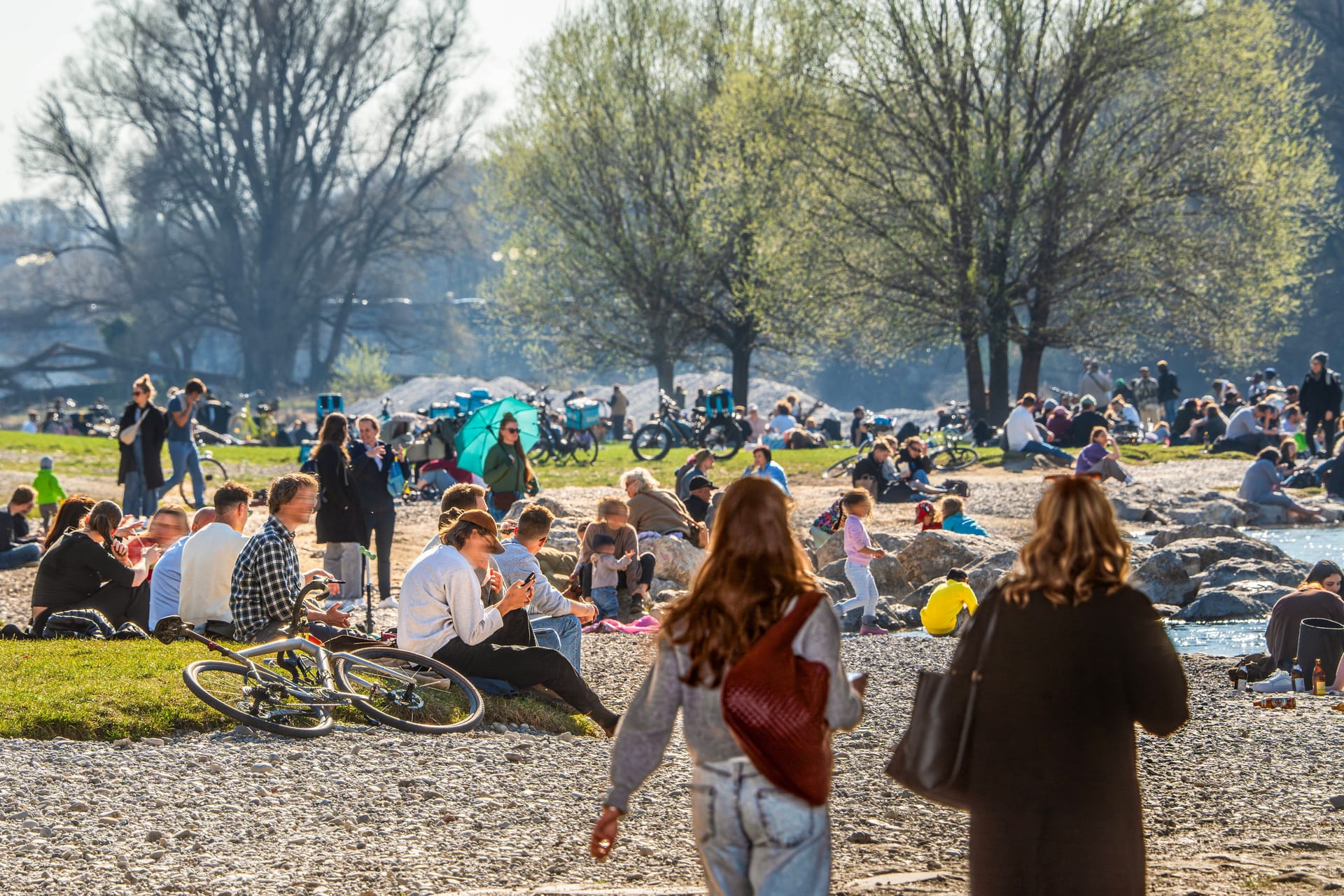 Menschen tanken Sonne in den Isarauen (Archivbild): Der Sonntag verspricht frühlingshaftes Wetter in München. Menschen tanken Sonne in den Isarauen (Archivbild): Der Sonntag verspricht frühlingshaftes Wetter in München.