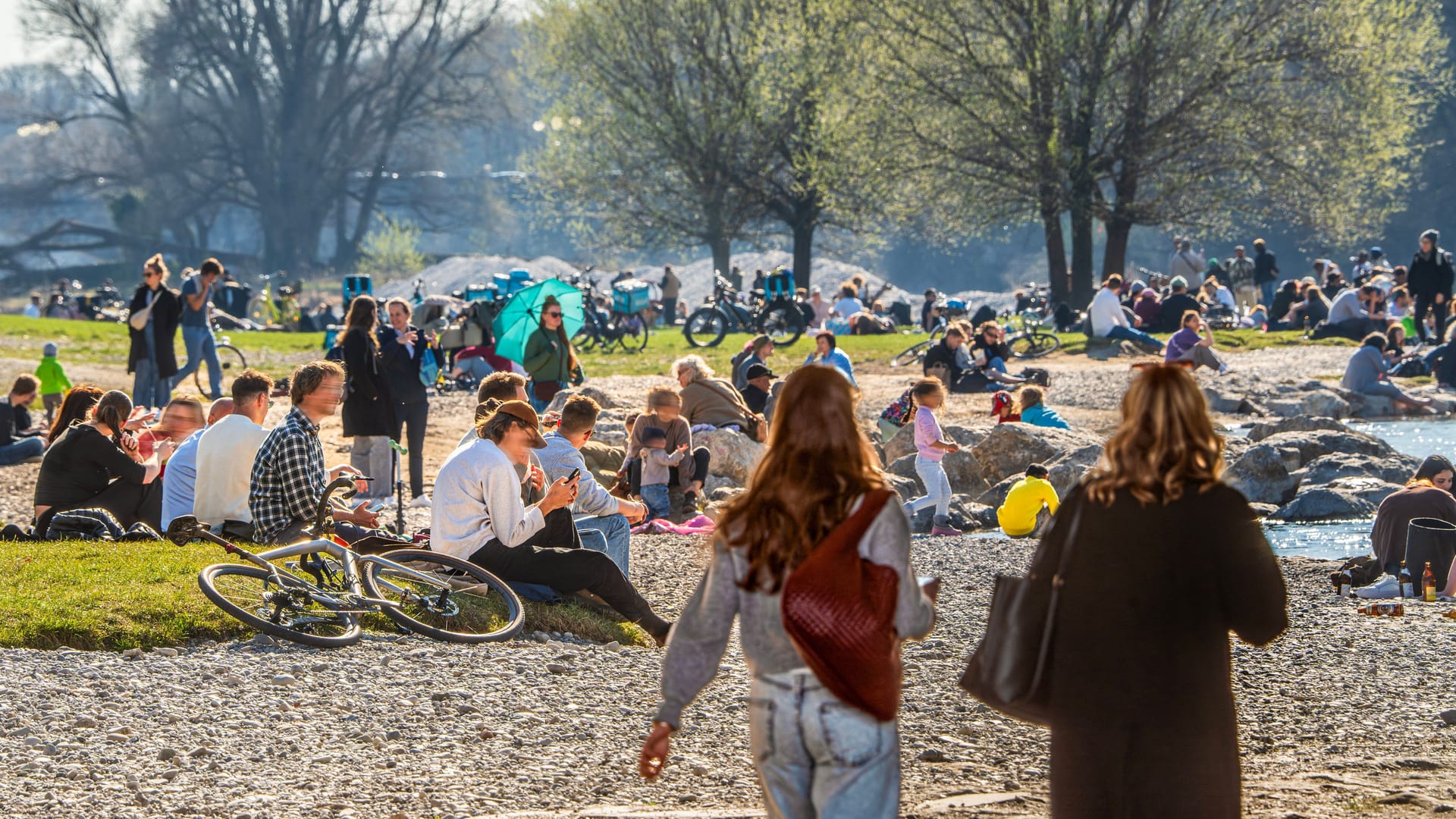 Menschen tanken Sonne in den Isarauen (Archivbild): Der Sonntag verspricht frühlingshaftes Wetter in München.