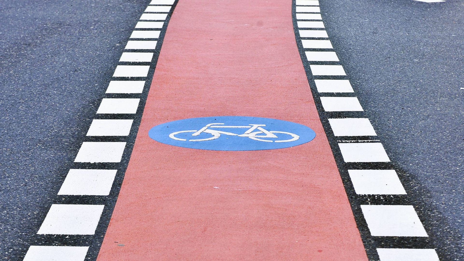 Ein rot markierter Radstreifen (Symbolbild): Wenn die Verkehrsführung am Karlsgraben geändert werden soll, muss es radfreundliche Alternativen geben, fordert der ADFC. Ein rot markierter Radstreifen (Symbolbild): Wenn die Verkehrsführung am Karlsgraben geändert werden soll, muss es radfreundliche Alternativen geben, fordert der ADFC.