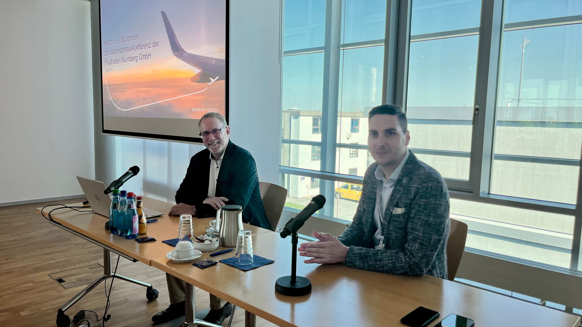 Geschäftsführer Dr. Michael Hupe und Sprecher Christian Albrecht (von links nach rechts) stellten den Jahresbericht vom Flughafen Nürnberg vor.