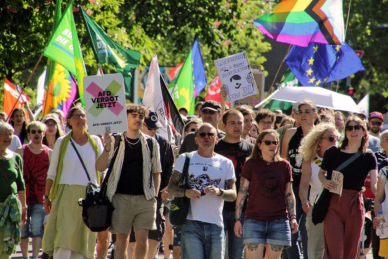 Demo gegen die AfD: Die Partei wurde zuvor vom Verfassungsschutz als gesichert rechtsextremistisch eingestuft. Sie klagt gegen die Entscheidung.