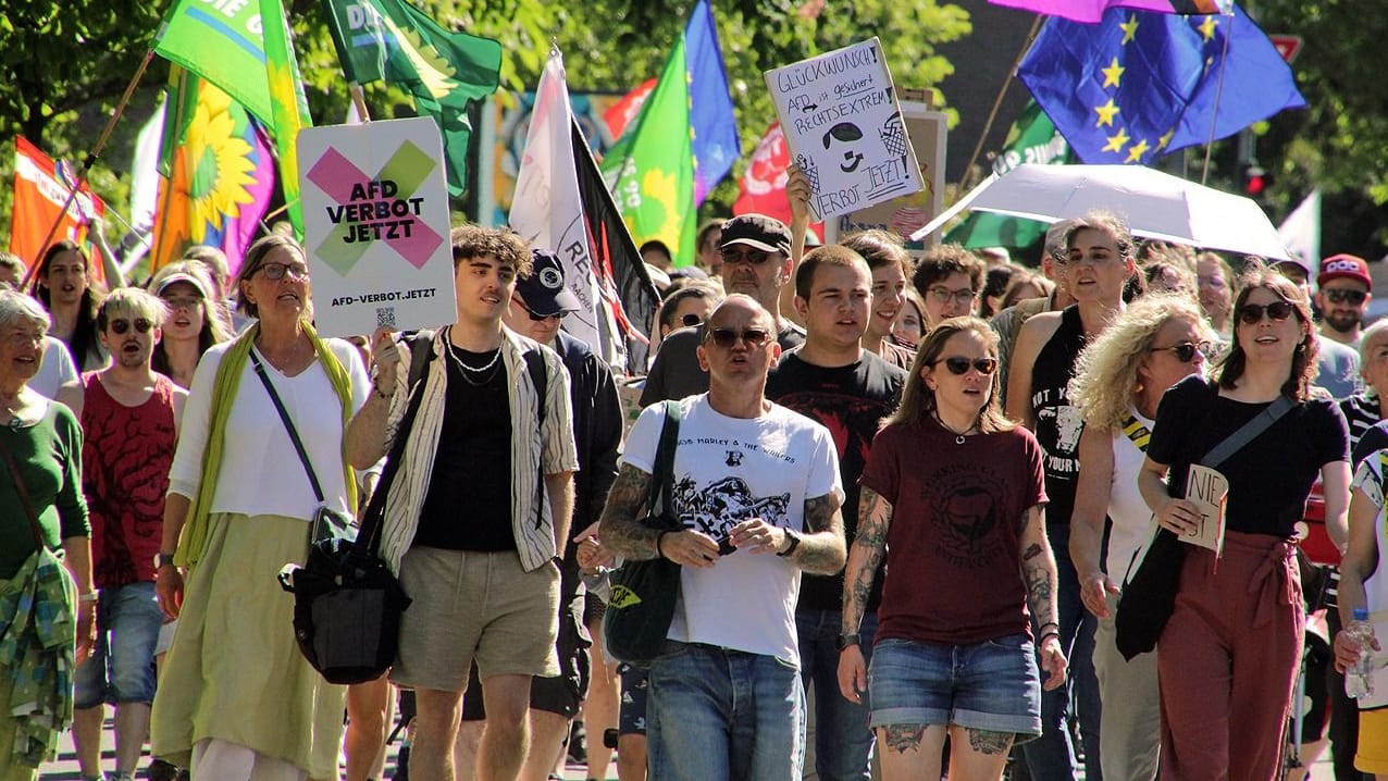 Demo gegen die AfD: Die Partei wurde zuvor vom Verfassungsschutz als gesichert rechtsextremistisch eingestuft. Sie klagt gegen die Entscheidung. Demo gegen die AfD: Die Partei wurde zuvor vom Verfassungsschutz als gesichert rechtsextremistisch eingestuft. Sie klagt gegen die Entscheidung.