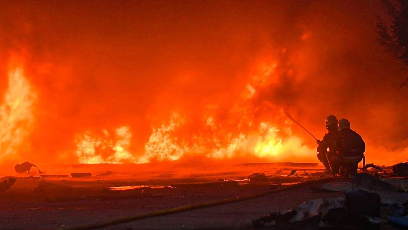 Feuerwehrleute löschen einen durch russische Angriffe ausgelösten Brand in der ukrainischen Stadt Sumy.
