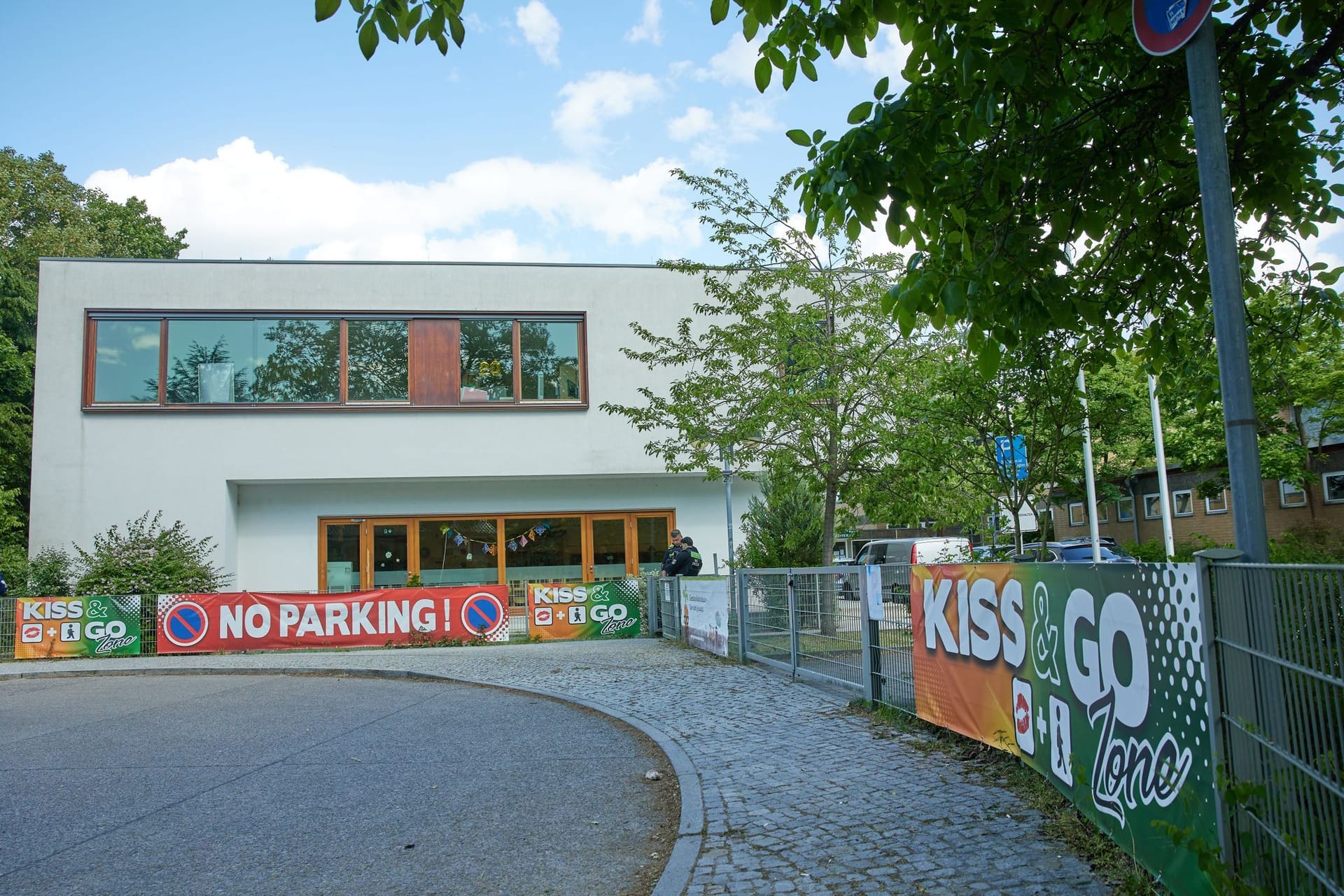 Blick auf die Schule im Berliner Bezirk Spandau: Ein schwer verletzter Zwölfjähriger sei dort gefunden worden und zur Operation und weiteren stationären Behandlung in ein Krankenhaus gebracht worden.