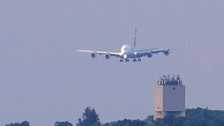 Landung eines Airbus A380-800 auf dem Flughafen in Dresden-Klotzsche: Die Maschine der Global Air kam aus Glasgow und wurde zu den Elbe Flugzeugwerken überführt.