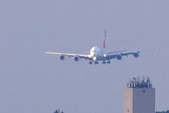 Landung eines Airbus A380-800 auf dem Flughafen in Dresden-Klotzsche: Die Maschine der Global Air kam aus Glasgow und wurde zu den Elbe Flugzeugwerken überführt. Landung eines Airbus A380-800 auf dem Flughafen in Dresden-Klotzsche: Die Maschine der Global Air kam aus Glasgow und wurde zu den Elbe Flugzeugwerken überführt.