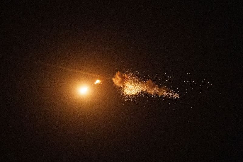 Die ukrainische Luftabwehr fängt eine Shahed-Drohne während eines russischen Luftangriffs auf die Hauptstadt in Kiew ab.
