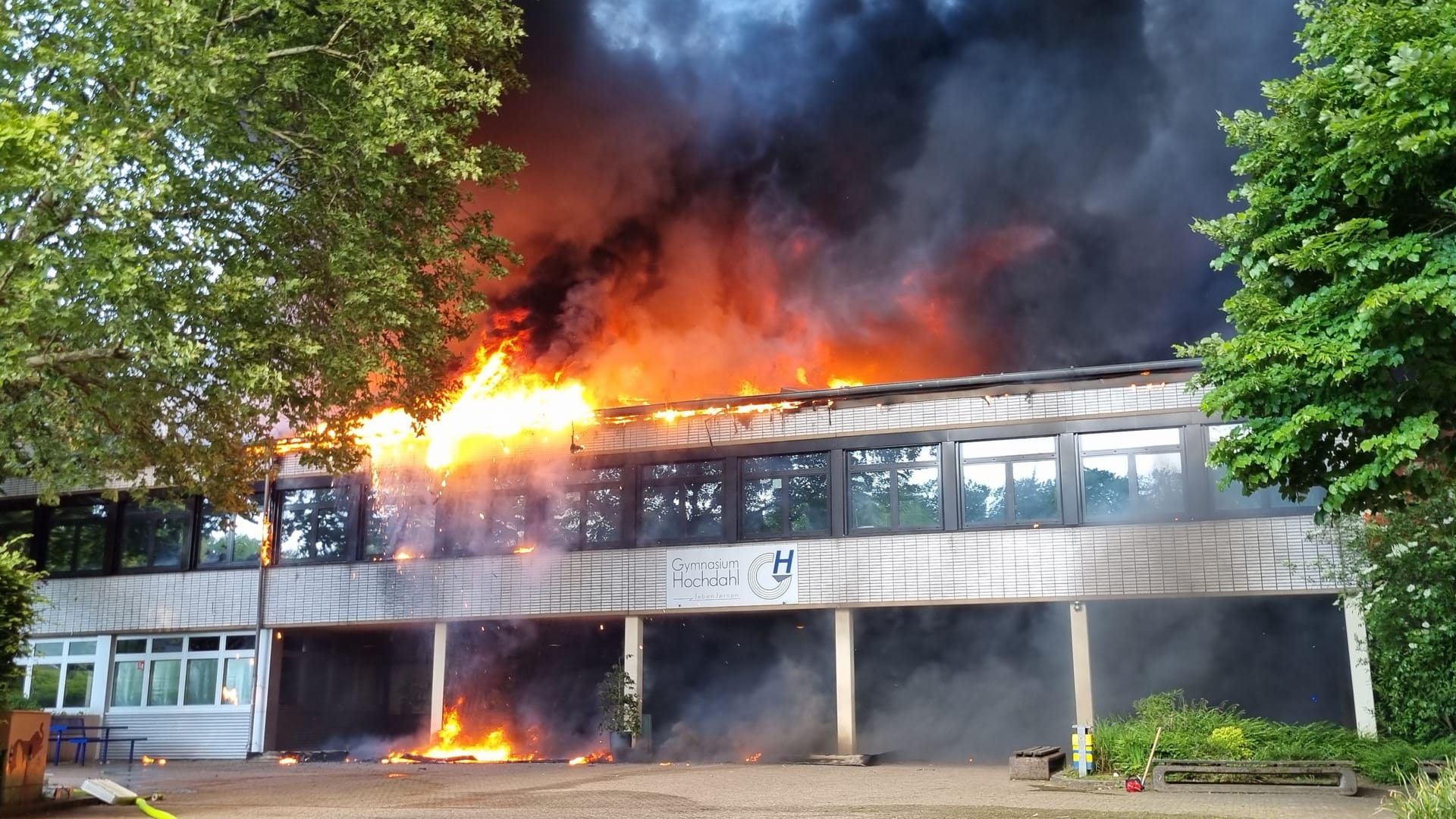 Brennendes Schulgebäude in Erkrath: Die Feuerwehr ist zur Stunde im Einsatz.