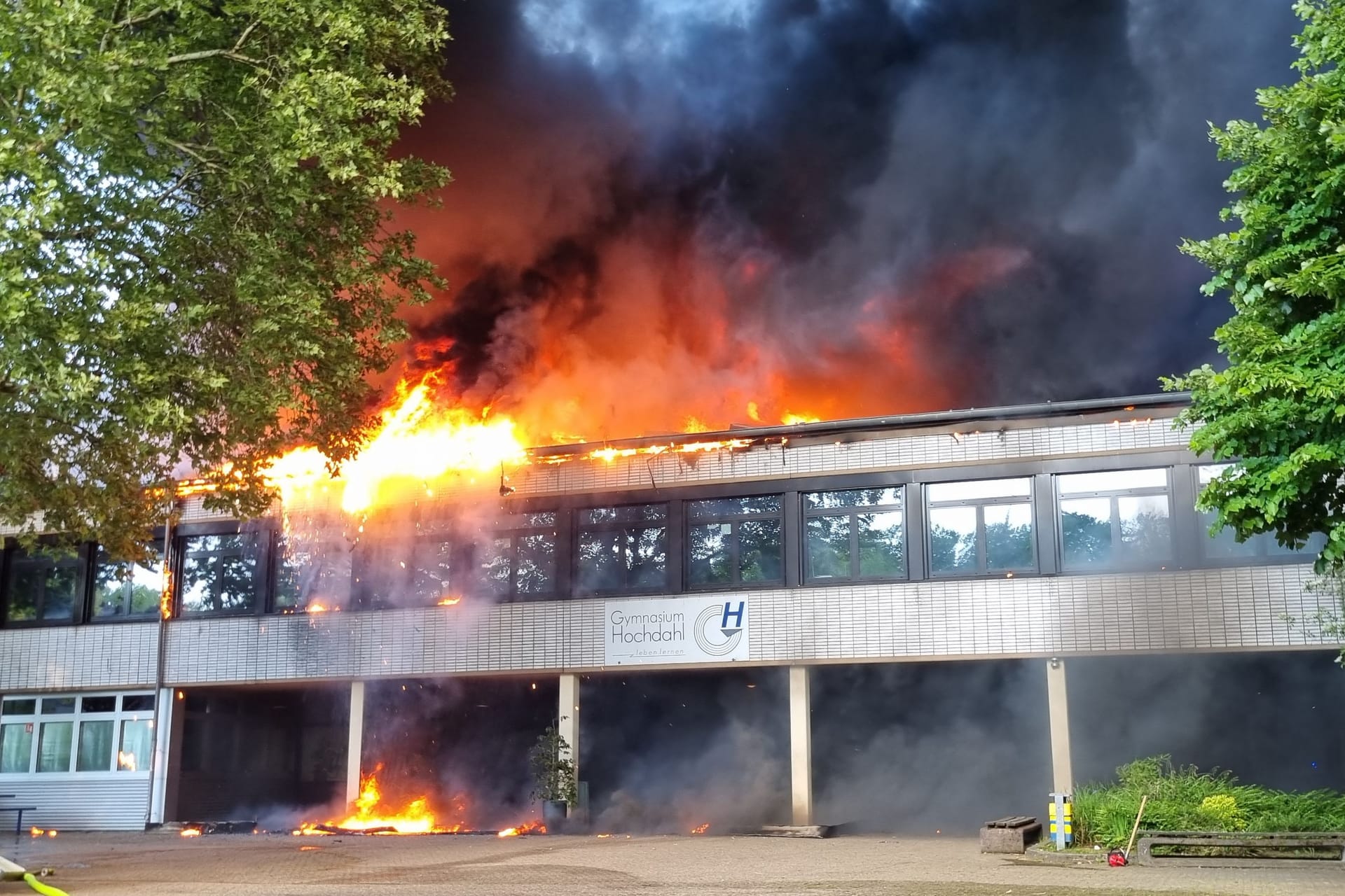 Brennendes Schulgebäude in Erkrath: Die Feuerwehr ist zur Stunde im Einsatz.