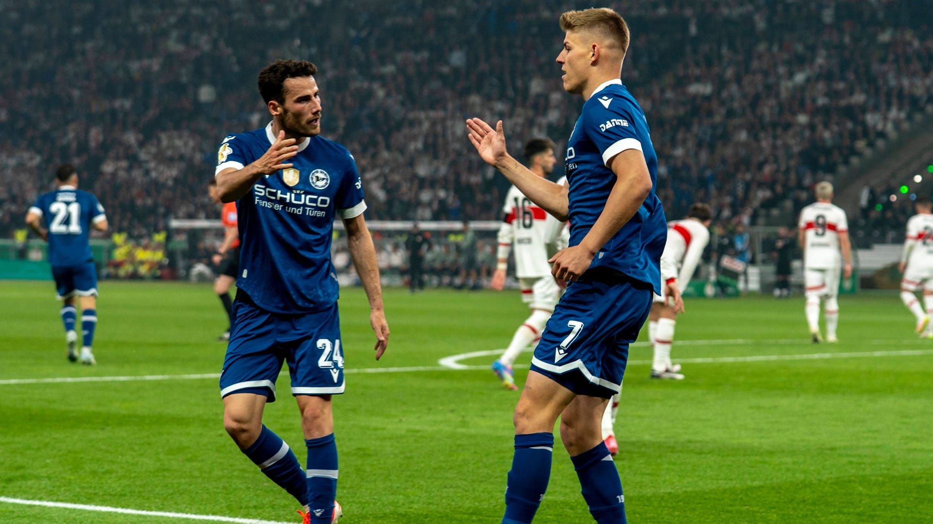 Vorlagengeber und Vollstrecker: Christopher Lannert (l.) und Julian Kania (r.) bejubeln gemeinsam den ersten Treffer eines Drittligisten in einem DFB-Pokalfinale.