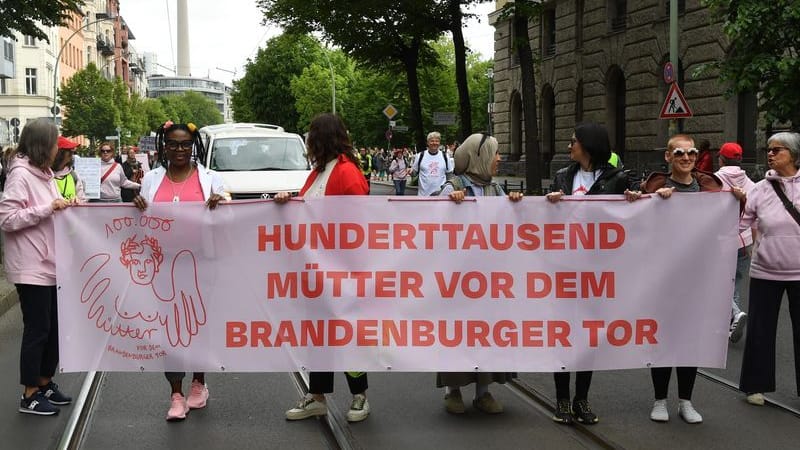 Teilnehmerinnen der Demonstration zum Start der Kampagne "100.000 Mütter" halten ein Banner mit der Aufschrift "Hunderttausend Mütter vor dem Brandenburger Tor". Nach ersten Angaben der Polizei zogen die Teilnehmer von der Oranienburger Straße zum Reichstag. Dort sollte ein Katalog, der konkrete Forderungen nach einem gesellschaftlichen und politischen Strukturwandel enthält, an die Bundesregierung übergeben werden.