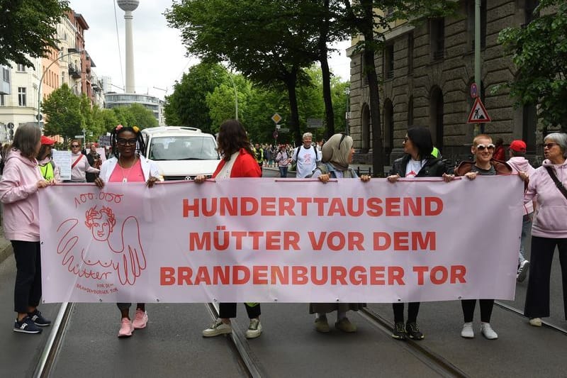 Teilnehmerinnen der Demonstration zum Start der Kampagne "100.000 Mütter" halten ein Banner mit der Aufschrift "Hunderttausend Mütter vor dem Brandenburger Tor". Nach ersten Angaben der Polizei zogen die Teilnehmer von der Oranienburger Straße zum Reichstag. Dort sollte ein Katalog, der konkrete Forderungen nach einem gesellschaftlichen und politischen Strukturwandel enthält, an die Bundesregierung übergeben werden.