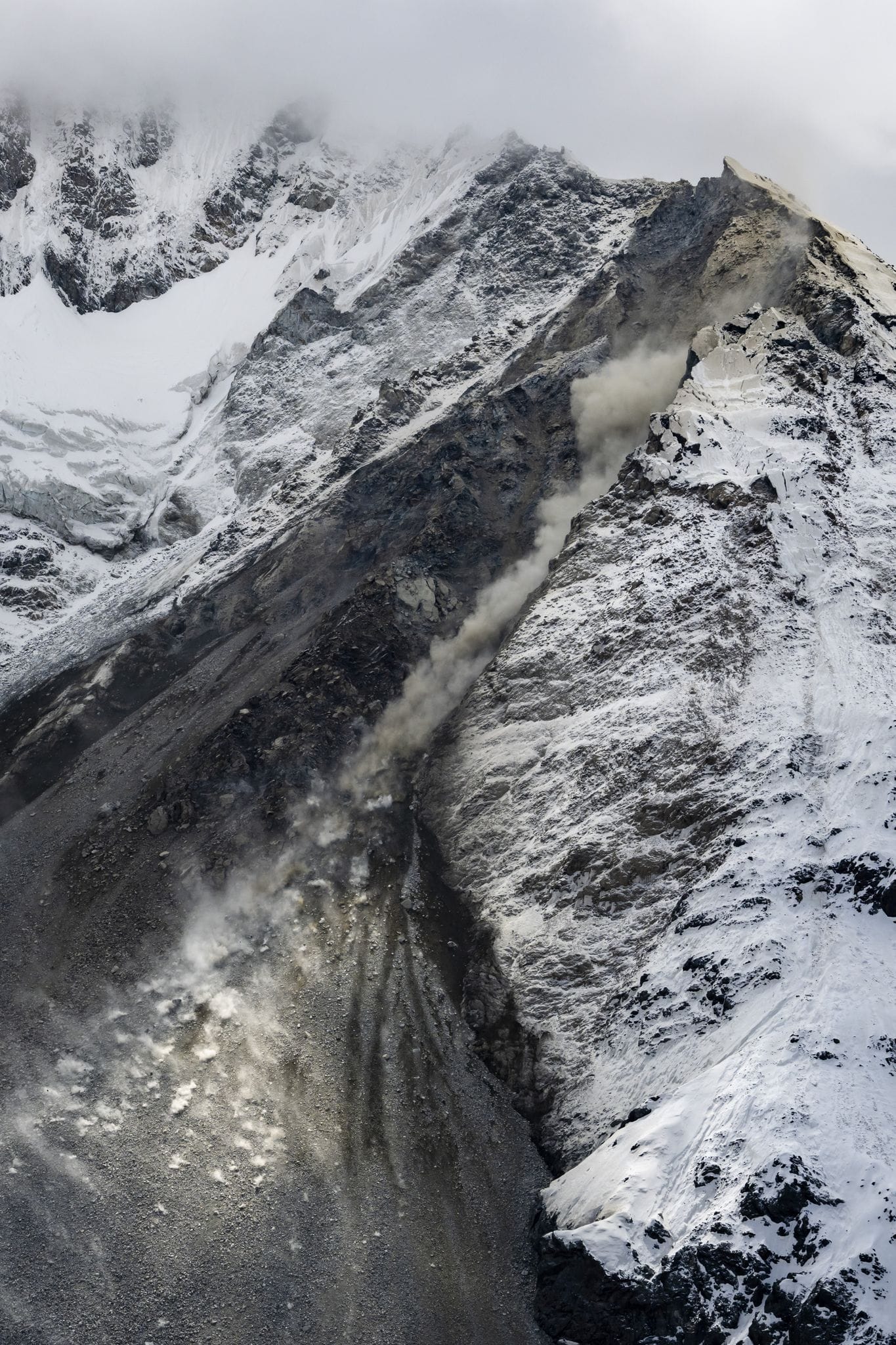 Berg in Bewegung: Steine eines Felssturzes vom Kleinen Nesthorn stürzen auf den Birchgletscher.