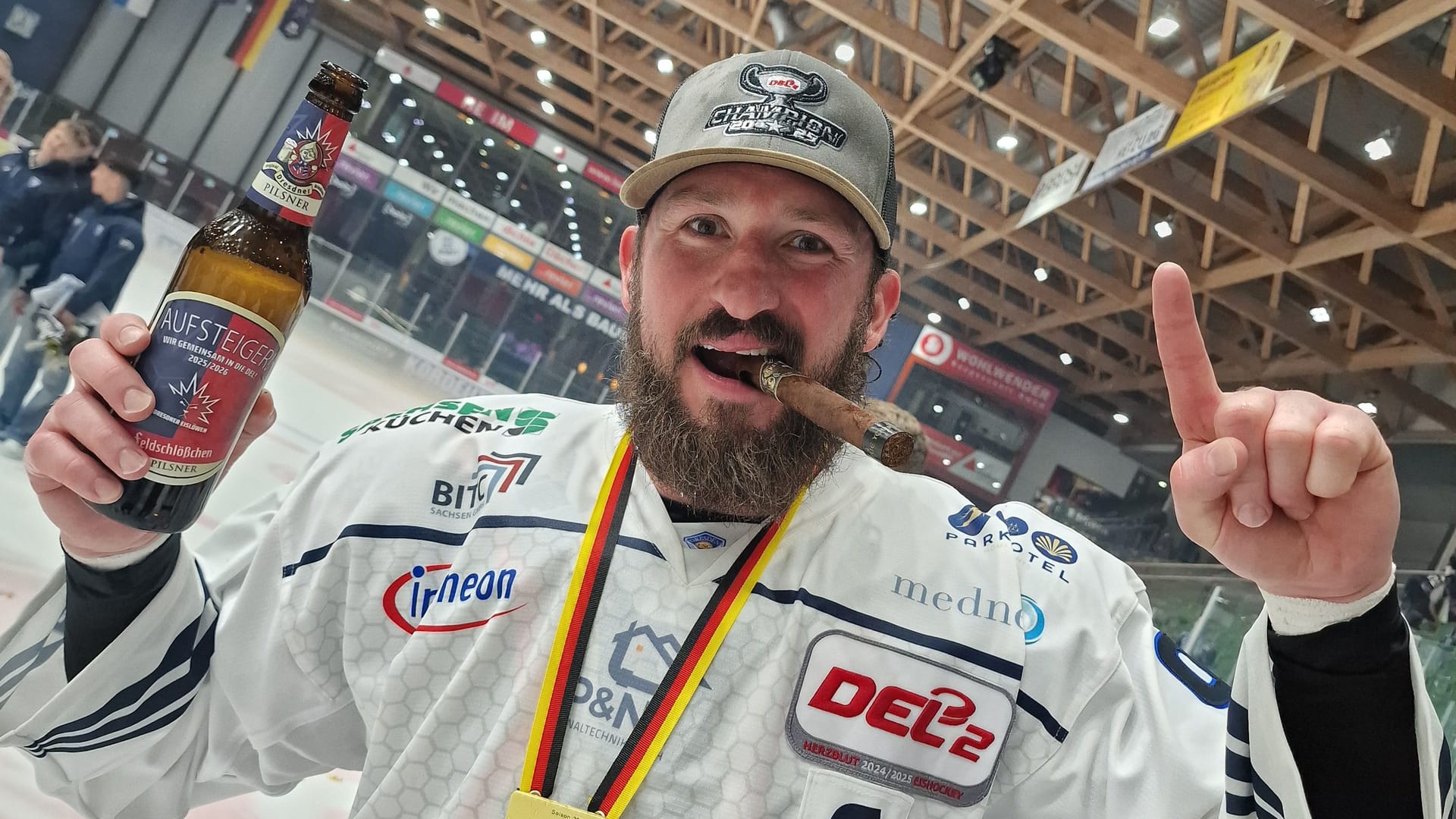 Eislöwen-Kapitän Travis Turnbull feiert den Aufstieg in die Deutsche Eishockey Liga (DEL). Eislöwen-Kapitän Travis Turnbull feiert den Aufstieg in die Deutsche Eishockey Liga (DEL).
