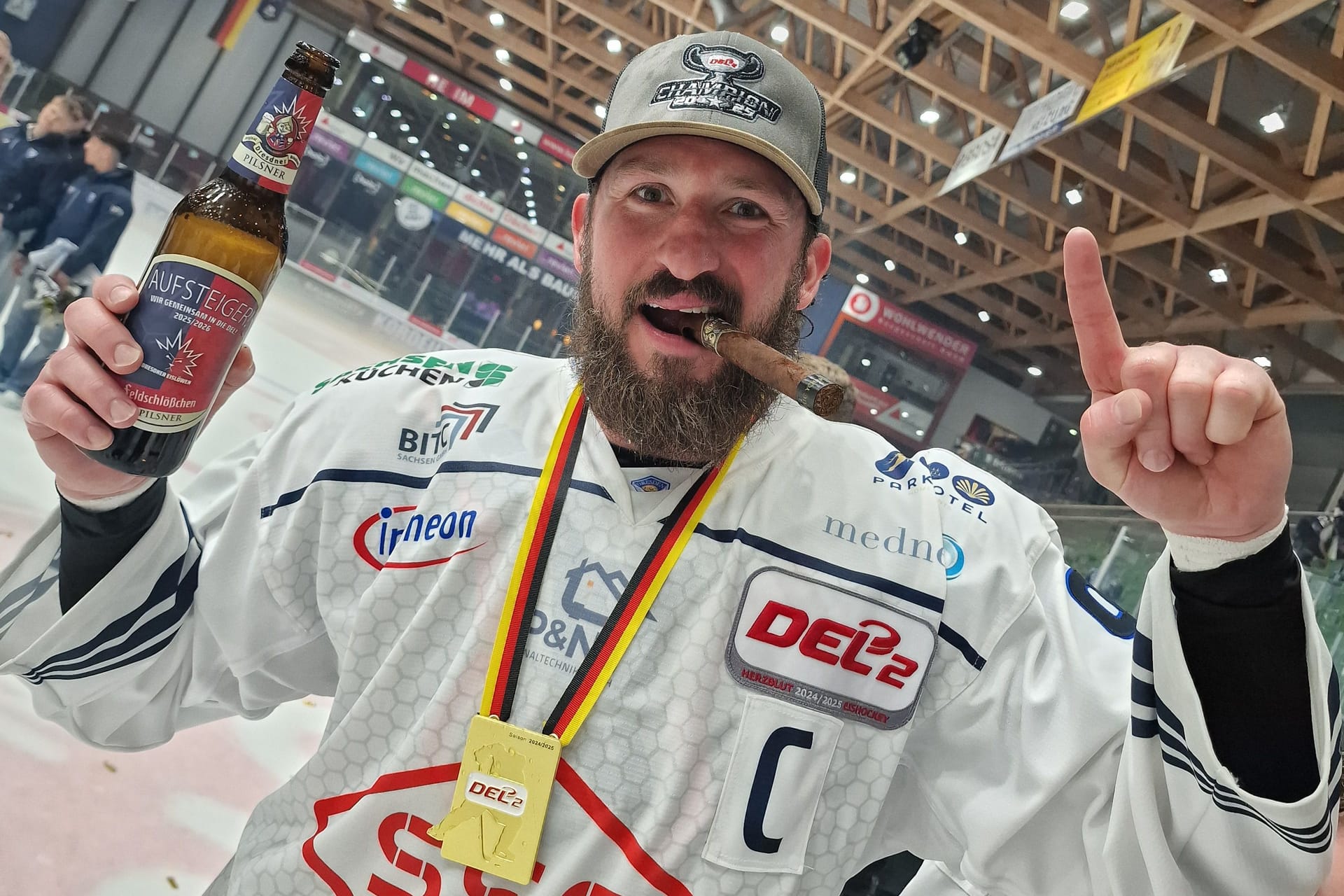 Eislöwen-Kapitän Travis Turnbull feiert den Aufstieg in die Deutsche Eishockey Liga (DEL).
