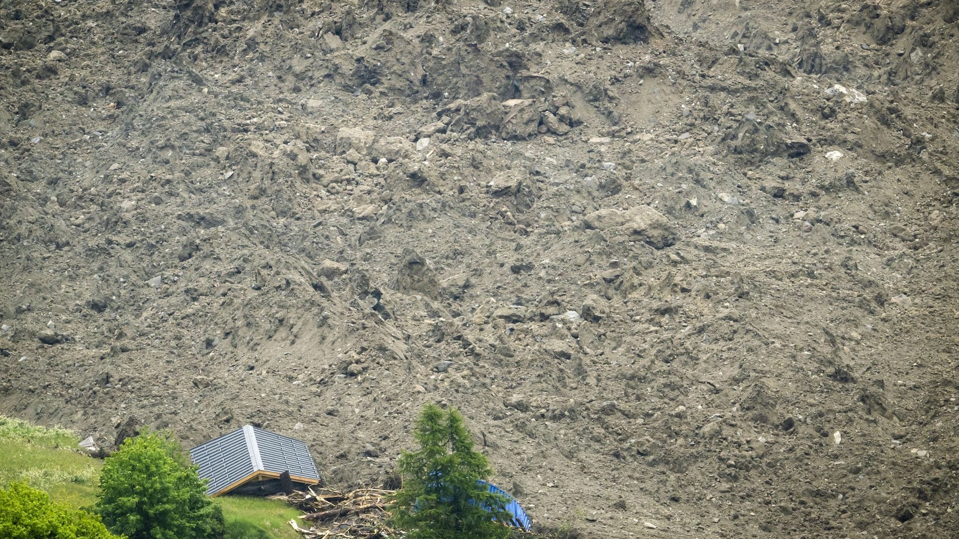 Ein verschüttetes Haus in Blatten nach einem Gletscherabbruch: Ein Neuaufbau des Schweizer Dorfs an derselben Stelle ist fraglich.