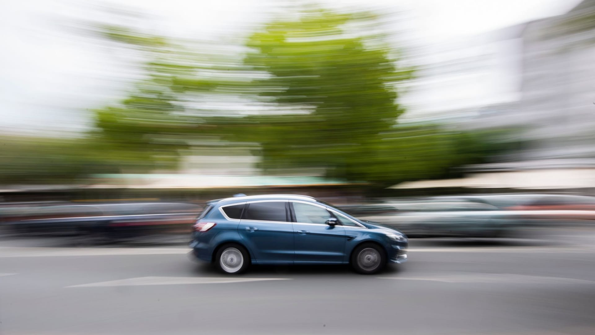 Auto fährt innerorts über eine Straße Auto fährt innerorts über eine Straße