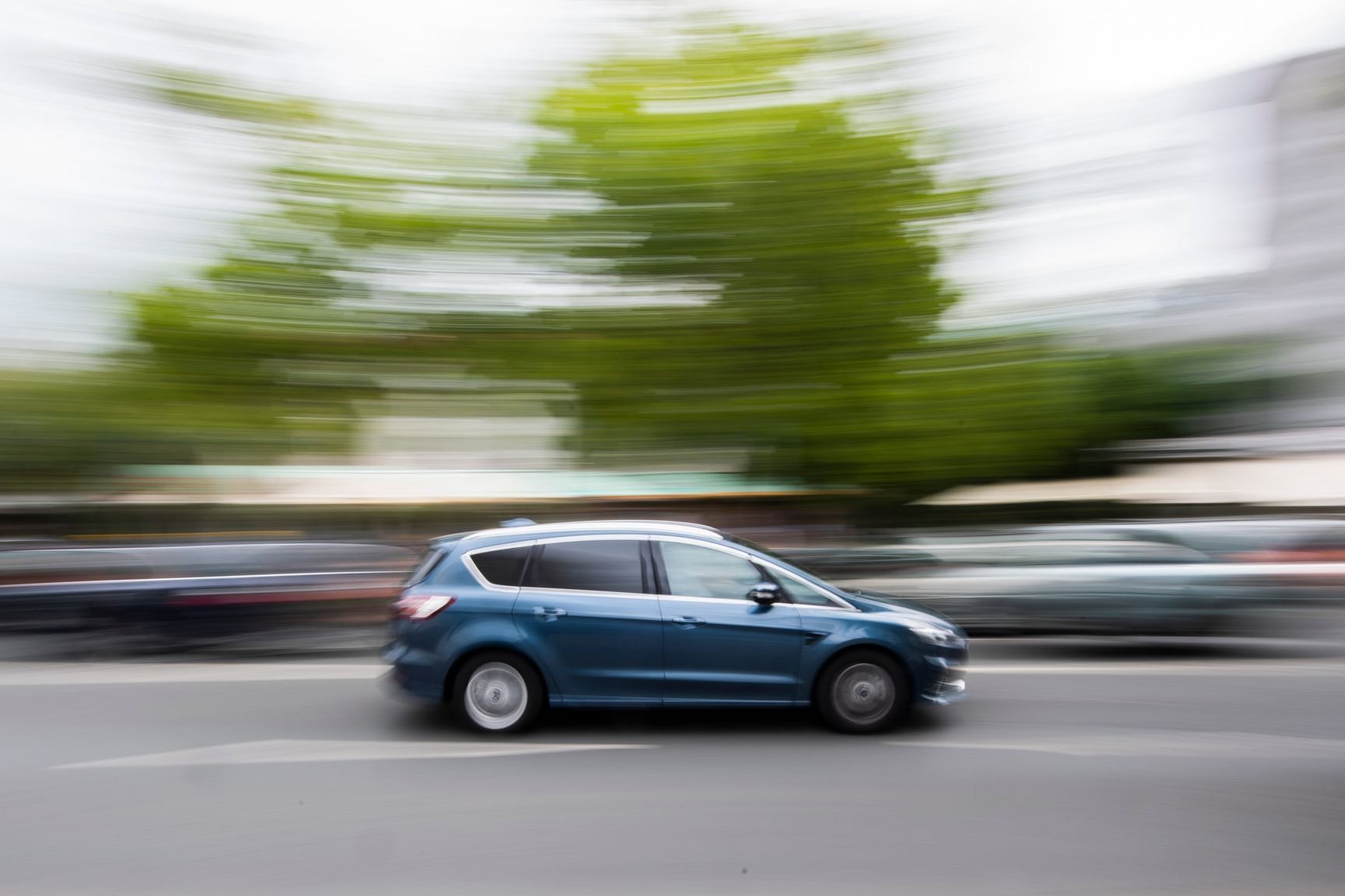 Auto fährt innerorts über eine Straße Auto fährt innerorts über eine Straße