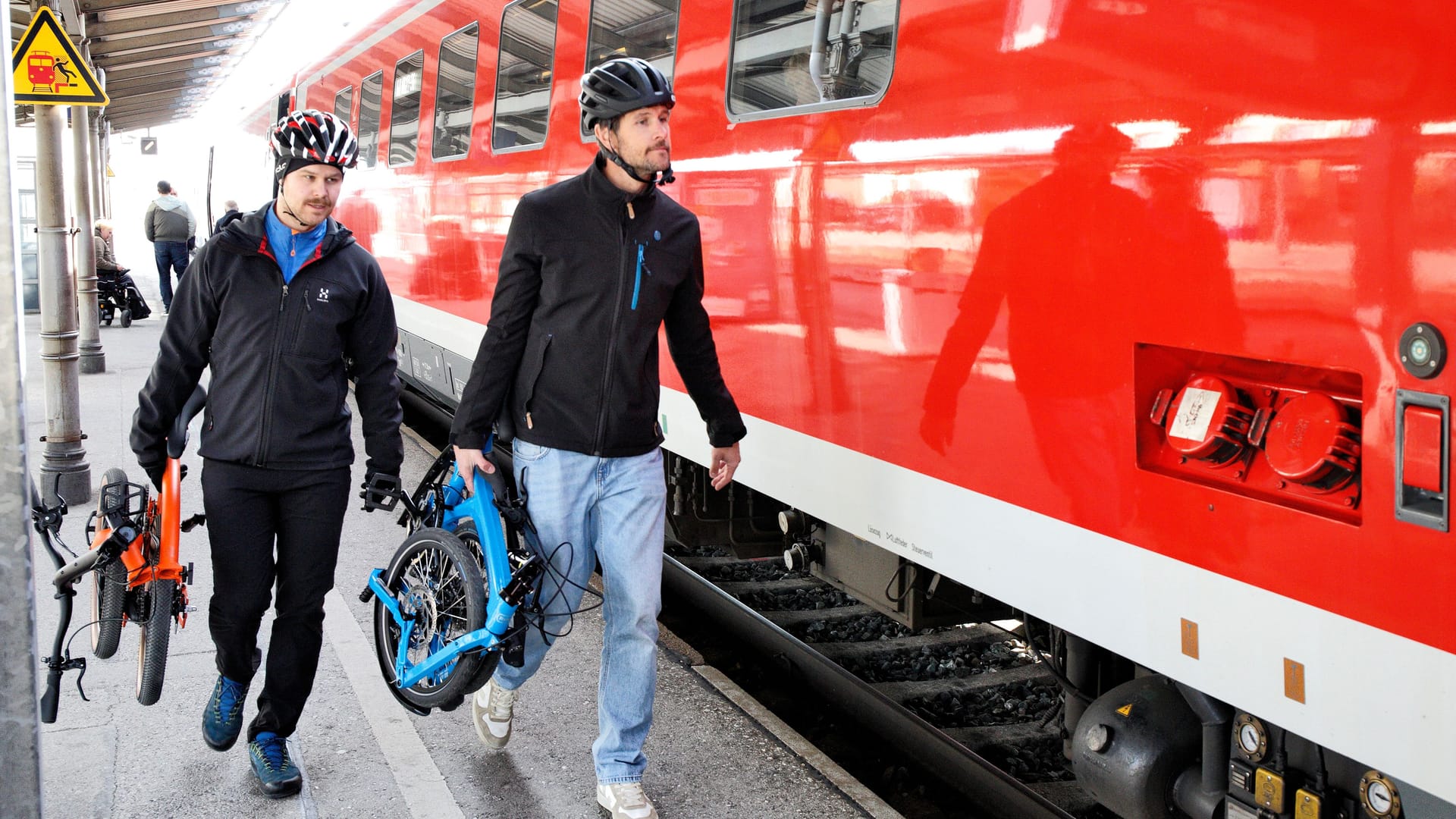 Ab in den Zug: Klapp- und Falträder lassen sich im Idealfall leicht transportieren.