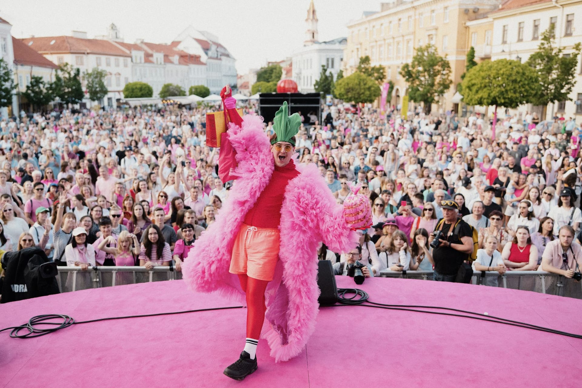 Pinke Party auf der Bühne vor dem Rathaus von Vilnius: Ende Mai startet wieder das große Fest. Pinke Party auf der Bühne vor dem Rathaus von Vilnius: Ende Mai startet wieder das große Fest.