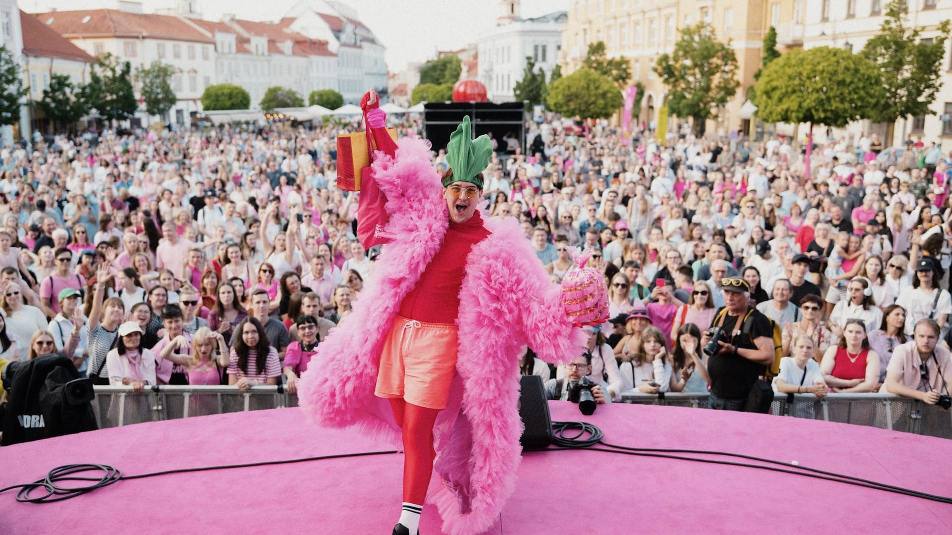 Pinke Party auf der Bühne vor dem Rathaus von Vilnius: Ende Mai startet wieder das große Fest. Pinke Party auf der Bühne vor dem Rathaus von Vilnius: Ende Mai startet wieder das große Fest.